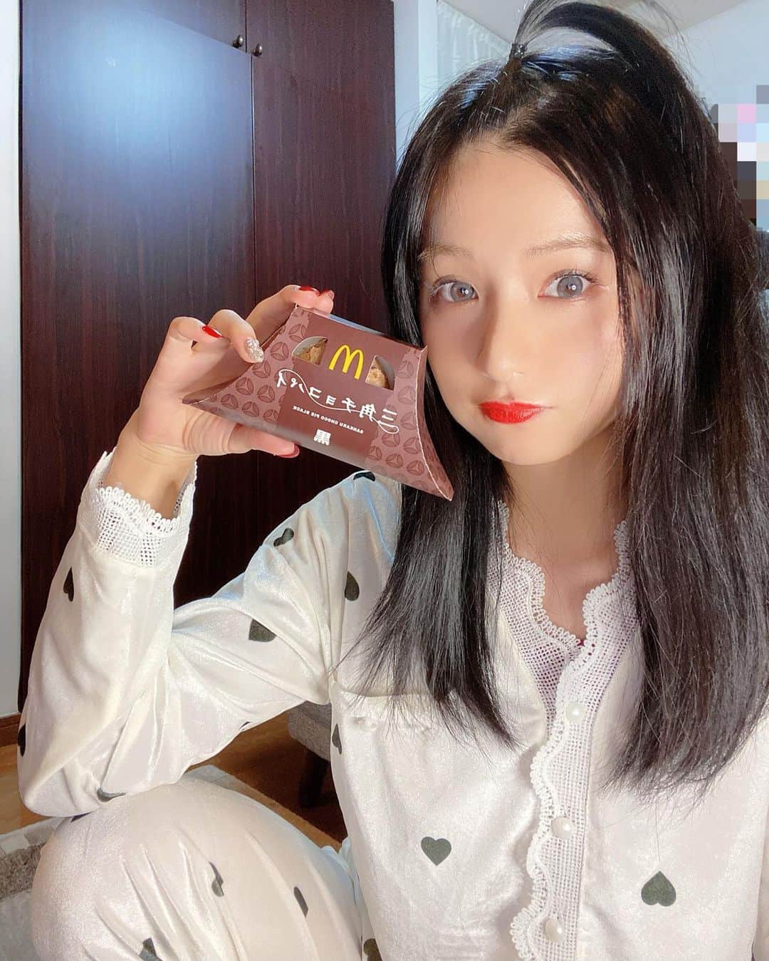 谷川愛梨のインスタグラム：「今年も三角チョコパイデビュー🍫」