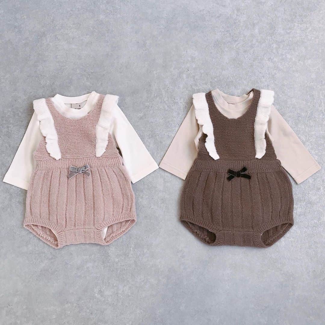 petit mainさんのインスタグラム写真 - (petit mainInstagram)「.﻿ 💫冬のあったかベビーウエア💫﻿ ﻿ ニットサロペットはプクプクのベビーたちにぜひ着てもらいたい可愛さ。﻿ 外へのお出かけはリボンとフリルが女の子気分を高めてくれるファーケープで寒さ対策もおしゃれもバッチリです。﻿ ﻿ ﻿ 9603540 ニットサロペットセット ¥3,960(税込) ﻿ サイズ：70㎝・80㎝﻿ ﻿ 9603542 リボンフェイクファーケープ ￥3,630 (税込)﻿ サイズ F﻿ ﻿ ﻿ ※入荷、在庫状況は店舗によって異なります。お近くの店舗にお問い合わせ下さい。﻿ ※オンラインの入荷、在庫状況はナルミヤオンラインまでお問い合わせ下さい。﻿ @narumiyaonline_official ﻿ ﻿ ﻿ ﻿ #petitmain #プティマイン #むすめふく #むすこーで #プティキッズ #ナルミヤオンライン #narumiyaonline #narumiya_online #秋の新作 #プティ秋の新作 #おうち時間 #子どものいる暮らし #赤ちゃんのいる暮らし #子育てグラム #ベビーギフト #プティベビー #女の子ベビー #男の子ベビー #お宮参り #ハーフバースデー #置き画」10月19日 21時43分 - petitmain_official