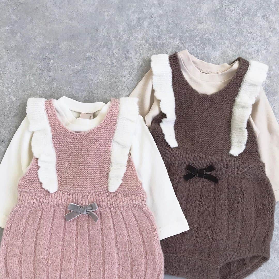 petit mainさんのインスタグラム写真 - (petit mainInstagram)「.﻿ 💫冬のあったかベビーウエア💫﻿ ﻿ ニットサロペットはプクプクのベビーたちにぜひ着てもらいたい可愛さ。﻿ 外へのお出かけはリボンとフリルが女の子気分を高めてくれるファーケープで寒さ対策もおしゃれもバッチリです。﻿ ﻿ ﻿ 9603540 ニットサロペットセット ¥3,960(税込) ﻿ サイズ：70㎝・80㎝﻿ ﻿ 9603542 リボンフェイクファーケープ ￥3,630 (税込)﻿ サイズ F﻿ ﻿ ﻿ ※入荷、在庫状況は店舗によって異なります。お近くの店舗にお問い合わせ下さい。﻿ ※オンラインの入荷、在庫状況はナルミヤオンラインまでお問い合わせ下さい。﻿ @narumiyaonline_official ﻿ ﻿ ﻿ ﻿ #petitmain #プティマイン #むすめふく #むすこーで #プティキッズ #ナルミヤオンライン #narumiyaonline #narumiya_online #秋の新作 #プティ秋の新作 #おうち時間 #子どものいる暮らし #赤ちゃんのいる暮らし #子育てグラム #ベビーギフト #プティベビー #女の子ベビー #男の子ベビー #お宮参り #ハーフバースデー #置き画」10月19日 21時43分 - petitmain_official