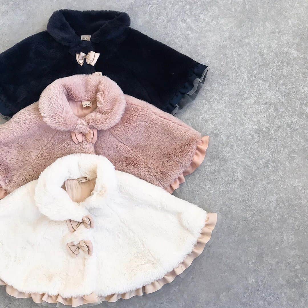 petit mainさんのインスタグラム写真 - (petit mainInstagram)「.﻿ 💫冬のあったかベビーウエア💫﻿ ﻿ ニットサロペットはプクプクのベビーたちにぜひ着てもらいたい可愛さ。﻿ 外へのお出かけはリボンとフリルが女の子気分を高めてくれるファーケープで寒さ対策もおしゃれもバッチリです。﻿ ﻿ ﻿ 9603540 ニットサロペットセット ¥3,960(税込) ﻿ サイズ：70㎝・80㎝﻿ ﻿ 9603542 リボンフェイクファーケープ ￥3,630 (税込)﻿ サイズ F﻿ ﻿ ﻿ ※入荷、在庫状況は店舗によって異なります。お近くの店舗にお問い合わせ下さい。﻿ ※オンラインの入荷、在庫状況はナルミヤオンラインまでお問い合わせ下さい。﻿ @narumiyaonline_official ﻿ ﻿ ﻿ ﻿ #petitmain #プティマイン #むすめふく #むすこーで #プティキッズ #ナルミヤオンライン #narumiyaonline #narumiya_online #秋の新作 #プティ秋の新作 #おうち時間 #子どものいる暮らし #赤ちゃんのいる暮らし #子育てグラム #ベビーギフト #プティベビー #女の子ベビー #男の子ベビー #お宮参り #ハーフバースデー #置き画」10月19日 21時43分 - petitmain_official