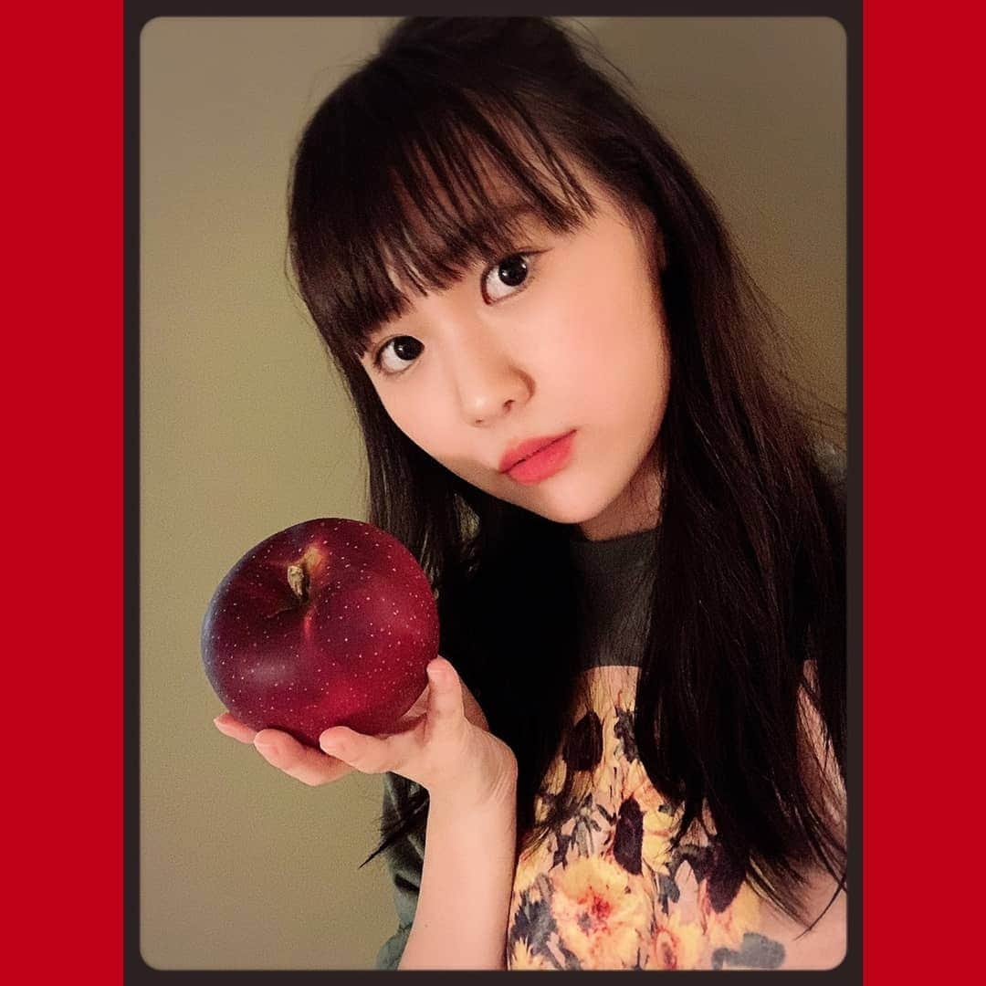 Juice=Juiceさんのインスタグラム写真 - (Juice=JuiceInstagram)「皆さんこんばんは〜！ 工藤由愛です🐙  この間お店に行ったら、かっこいいりんごを見つけました😍  秋映っというりんごみたいです🥰 こんなに濃い色のりんごは多分初めてです🤔  シャリシャリ、皮がしっかりしていて美味しかったです(*´﹀`*)  結構大きくて食べ応え満点でした(*´▽｀*)  フィルターと角度(？)でかなり私じゃないような感じになりました！！  凄い！！！  #juicejuice #秋映 #りんご #工藤由愛」10月19日 21時44分 - juice_juice_official