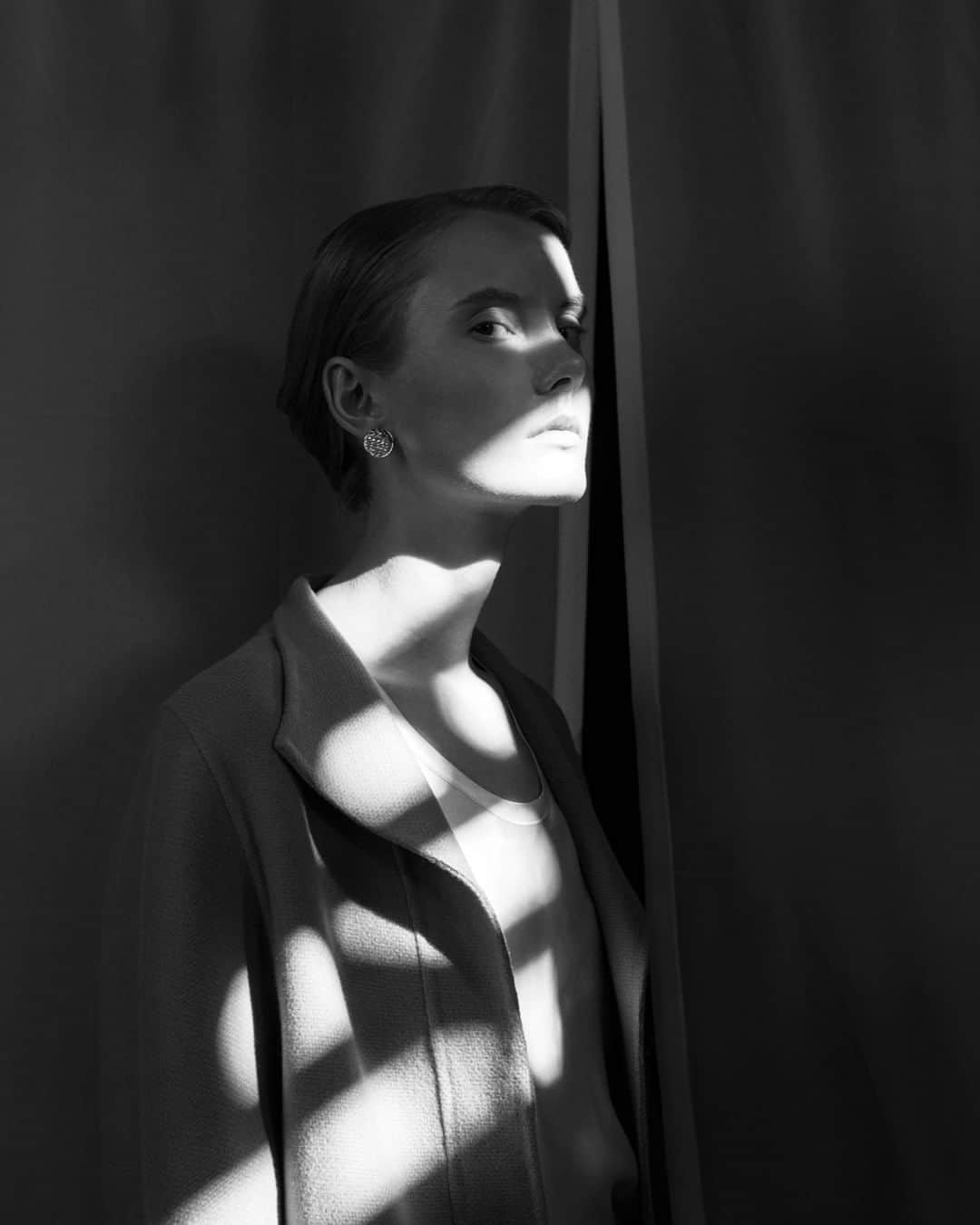 ミラショーンのインスタグラム：「Passage in chiaroscuro ⠀ ⠀ ⠀ #milaschon #blackandwhiteportrait #bwportrait #blackandwhite_art #bnwportraits #portraitlove #blackwhitephotography」