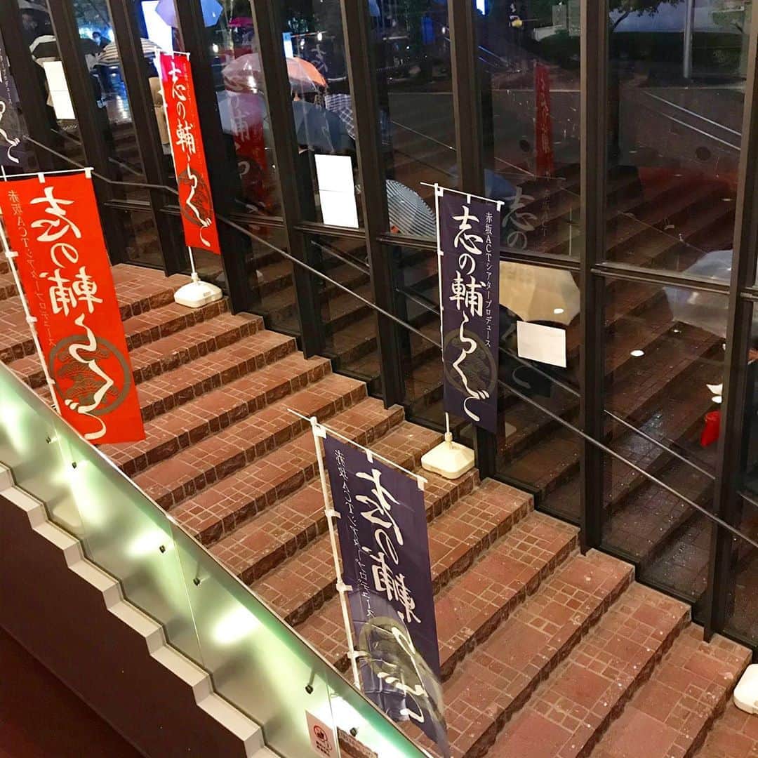 福田葉子さんのインスタグラム写真 - (福田葉子Instagram)「冷たい雨の中、志の輔らくご、初日へ。生で落語を聴くのは8か月ぶり。隣を空けて半分の客数で開催。「大忠臣蔵　中村仲蔵」赤坂ACTシアターでの独演会は9年目だそう、私は5回目かな？志の輔の中村仲蔵は。 とにかく沈黙が秀逸。志の輔が動きを止めて黙り込むと空気がぐっと重くなり闇が濃くなるよう。引き締まる、というのはこういう間のことかと。初めて観た時は涙が止まらなかったけれど震えるような感動は毎度変わらず。忠臣蔵、歌舞伎、落語、芝居、そして仕事を愛する人すべてに響くだろう。落語の後はぽかぽかするけど、中村仲蔵の後は体が熱い。熱が出そう…笑。 そして20年間、志の輔師匠を追い続けてきて、今日初めて、老いを感じました…本当に、ほんの少しだけ。人は歳を取る。イコール衰えるではないのだけれど。だからこそ、その時その時の、今の志の輔を見逃さないようにしようと思いながら帰途に着きました。 #rakugo #shinosuke #love #tokyo #志の輔らくご #中村仲蔵　#大忠臣蔵　#落語　#落語好き　#立川志の輔」10月19日 21時47分 - yoyoyokoko