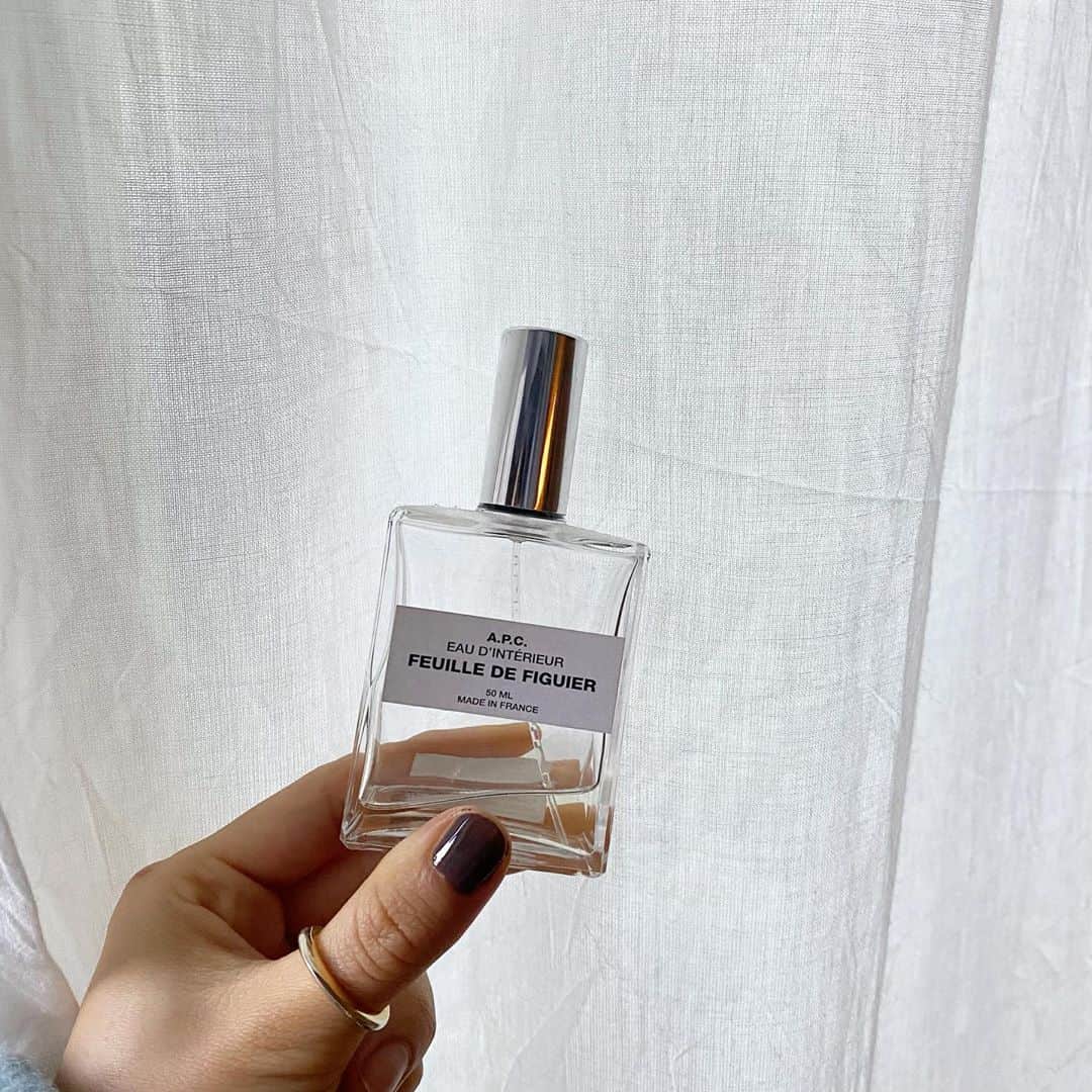 井村亜里香のインスタグラム：「だいすきな香り🌹 @apc_paris のいちじくの葉の ルームスプレー。 言葉では言い表せないたまらん香り♡ 掃除した後にお部屋にシュッとするだけで 海外にきたような空間に🌼 ・ #apc#apcroomspray#roomspray  #roomfragrance#fragrance #アーペーセー#ルームスプレー #ルームフレグランス#フレグランス #お部屋#空間演出#ルームスプレー」