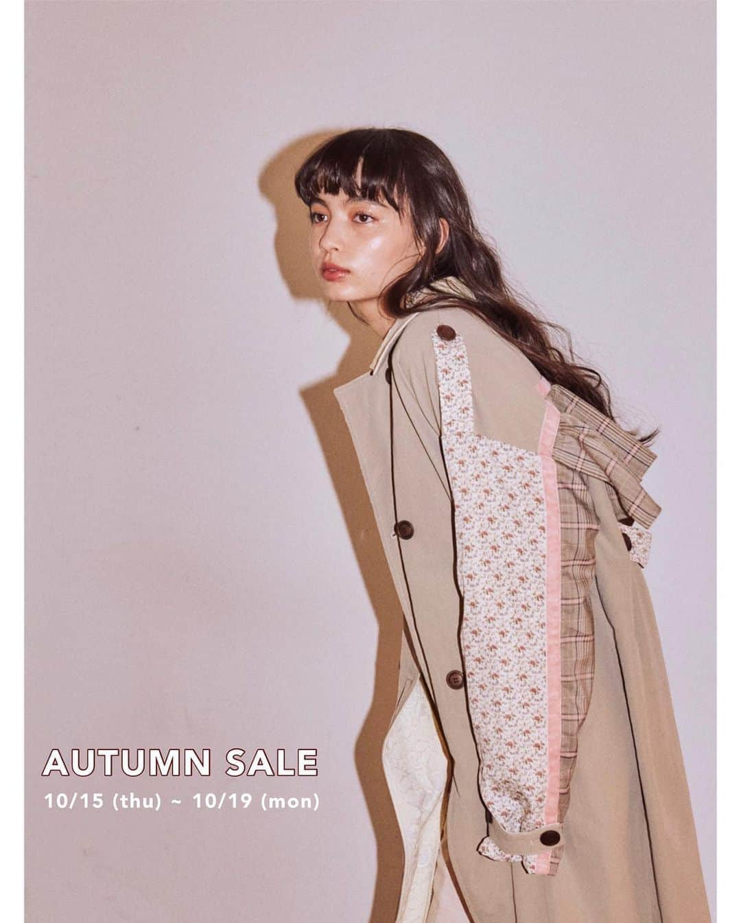 merry jennyさんのインスタグラム写真 - (merry jennyInstagram)「【 autumn SALE ! 】 ㅤㅤㅤㅤㅤㅤㅤㅤㅤㅤㅤㅤㅤ 10/19 (mon) まで autumn SALE 開催中 ❤︎ ㅤㅤㅤㅤㅤㅤㅤㅤㅤㅤㅤㅤㅤ topのURLから⇨  @merryjenny_instagram  ぜひcheckして下さいね！ ㅤㅤㅤㅤㅤㅤㅤㅤㅤㅤㅤㅤㅤ ◯ patchwork trench coat col : beige / black ¥16,500 ⇨ ¥50% off！¥8,250 (tax in) ㅤㅤㅤㅤㅤㅤㅤㅤㅤㅤㅤㅤㅤㅤ マニッシュなイメージのトレンチコートも、 小花柄やチェック柄を組み合わせて ユニークに、楽しげに。 ㅤㅤㅤㅤㅤㅤㅤㅤㅤㅤㅤㅤㅤ フロントの見返しにはレース生地を忍ばせたり、 後ろ姿もたっぷりの切替を入れたり。 ㅤㅤㅤㅤㅤㅤㅤㅤㅤㅤㅤㅤㅤ 全方位、抜かりなく。 ㅤㅤㅤㅤㅤㅤㅤㅤㅤㅤㅤㅤㅤ ㅤㅤㅤㅤㅤㅤㅤㅤㅤㅤㅤㅤㅤ #merryjenny #メリージェニー #2020aw #autumn #surrealism」10月19日 21時50分 - merryjenny_instagram