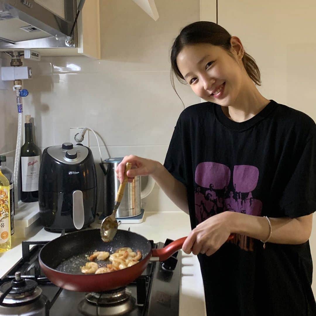 パク・ボラムのインスタグラム：「열일하는 그녀를 위한 갈릭버터새우」