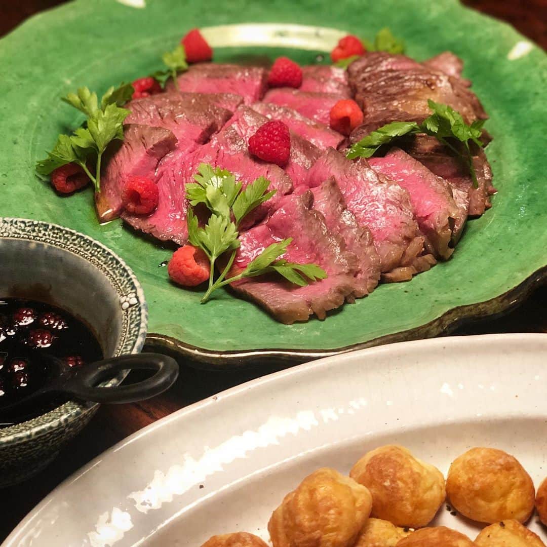 のインスタグラム：「ローストビーフ、ラズベリーとバルサミコのソース。  #ローストビーフ #roastbeef」