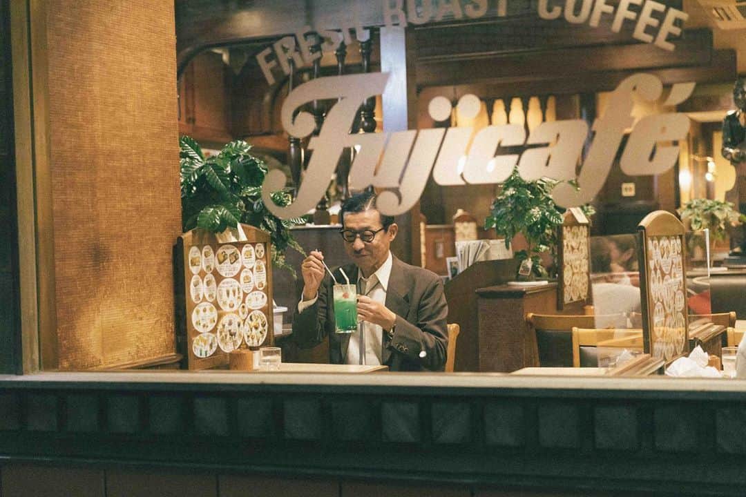 のインスタグラム：「ナイトホークス #岩井ジョニ男 #ジョニ男 #ジョニスタグラム #jonistagram #イワイガワ #浅井企画 #サラリーマン #whitecollarwork #ninetofiver #東京 #tokyo #西東京 #田無 #ひばりヶ丘団地 #エドワードホッパー #ホッパー #nighthawks  #オイルショック #岩井眼鏡店 #km01 #vintage_gentry  #ビンテージオーダースーツジェントリー  #instagram  #instagood  #model #cool #cooljapan」