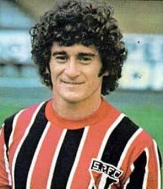 São Paulo FCさんのインスタグラム写真 - (São Paulo FCInstagram)「🥳🇾🇪 Um dos maiores ídolos da nossa história, Darío Pereyra comemora 64 anos nesta segunda-feira. Verdadeiro craque na bola e na raça, ele atuou pelo clube entre 1977 e 1988 e ganhou dois Brasileiros (1977 e 1986) e Paulistas (1980, 1981, 1985 e 1987).  Vindo do Nacional (URU), Darío chegou ao Tricolor aos 21 anos, recebido com muita festa no Aeroporto de Congonhas. Foi a segunda contratação mais cara do futebol brasileiro, à época. Ele já era destaque e capitão da seleção uruguaia desde os 19 anos.  Chegou como meio-campista e ajudou o Tricolor a faturar seu primeiro Brasileiro (1977). Sua história no Tricolor ganhou capítulos ainda mais incríveis quando foi deslocado para a quarta-zaga. Formou com Oscar uma histórica dupla na defesa são-paulina.  Darío marcou 37 gols pelo clube, e é o 11° atleta que mais defendeu o São Paulo na história: 453 jogos. É também o terceiro jogador que mais atuou no Morumbi: 224 jogos. O uruguaio foi nosso técnico, entre 1997 e 1998, comandando o Tricolor em 63 partidas.  Feliz aniversário, Darío! 🎁🎂  #MemóriaTricolor  #SPFCpedia」10月19日 21時54分 - saopaulofc