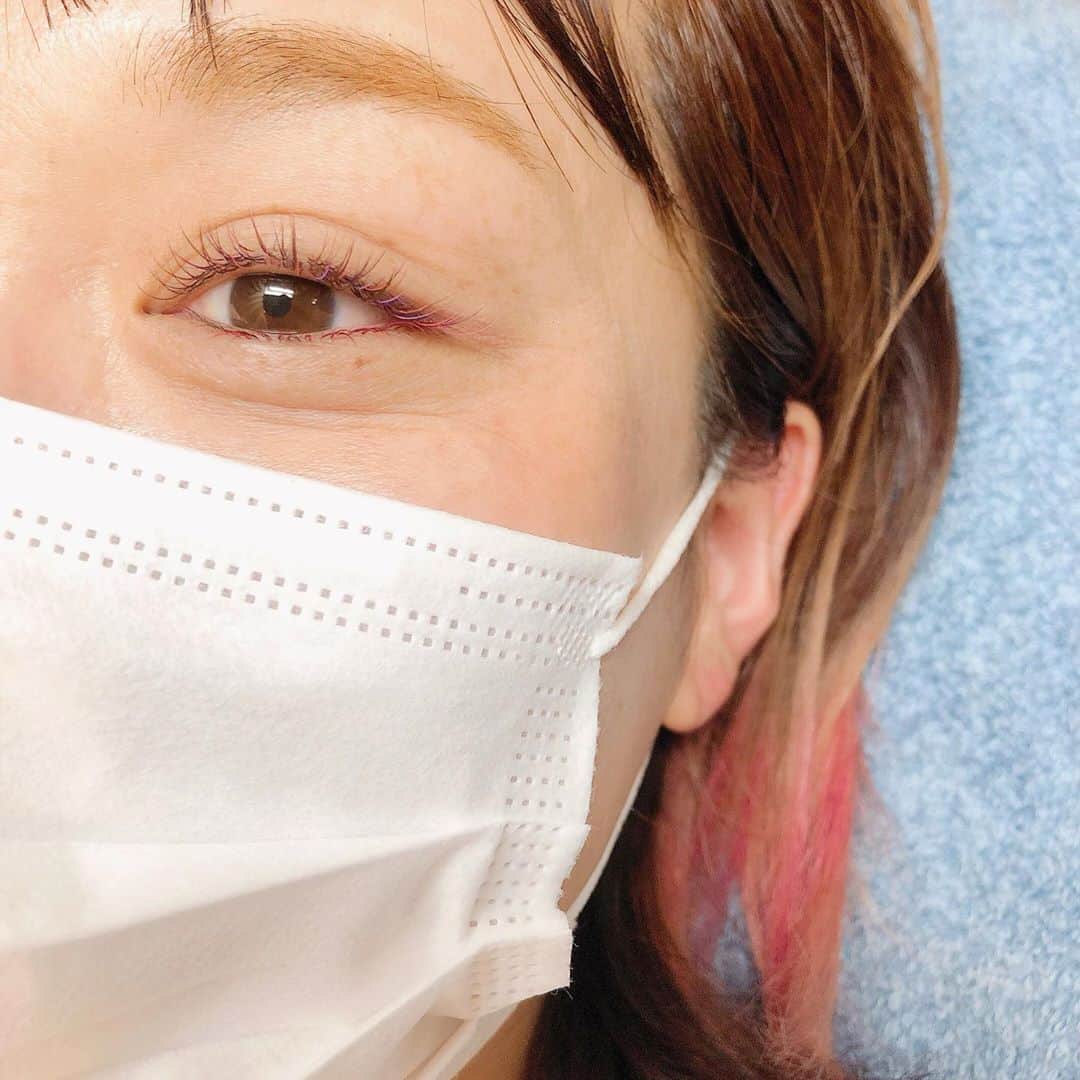 和田美枝のインスタグラム：「まつ毛の紅葉🍁  #eyebeautysalonmeme. #マツエク #ピンク #パープル  #カラーマツエク #目元がやわらかくなった #髪色とオソロ #まつ毛美容液 #エグータムで #まつ毛 #育てる @eye_meme0701  #すんごく丁寧で #気分がルンルン #紅葉」