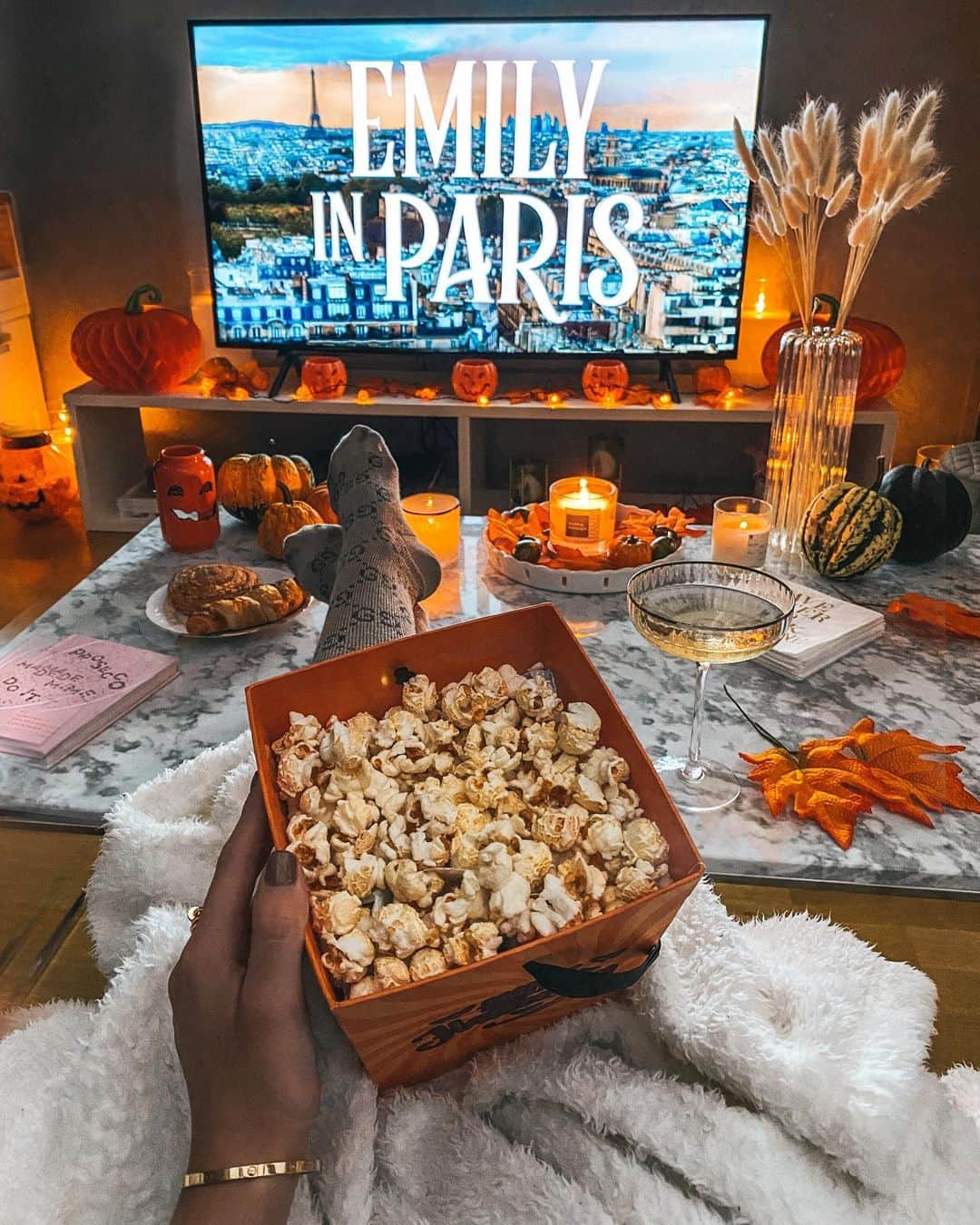 バーボラ・コディトヴァのインスタグラム：「My weekend involved a lot of cozy blankets, candles and Emily in Paris 🍂 Did you watch? What’s your opinion?」