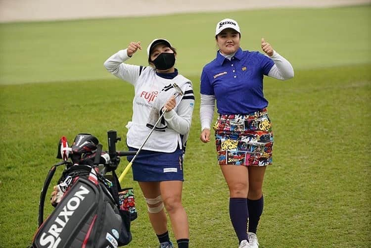 河野杏奈のインスタグラム：「. 富士通レディース⛳️ . 1打足らずの予選落ちで終わってしまいました。 . 今回は10年以上の仲で、本当のお姉ちゃんみたいな幡野夏生ちゃんにキャディーをして頂きました✨ 私にとってゴルフ人生で欠かせない存在です✨ 私はいつもボギーを打つと黙りがちですが、夏生ちゃんのおかげでいつもより笑顔でプレー出来た気がします☺️ 夏生ちゃん、不甲斐ないプレーでごめんなさい💦 雨の中ありがとう🥺🥺 @hatanonnon54  . 最近、私の持ち味のドライバーが自信を持って打てていないので、 自信を持って打てるまで戻していきます‼️‼️ 次は三菱電機レディスです。 ひたすら頑張ります💪💪 . #lpga#jlpga#golf#女子ゴルフ #富士通レディース #マイナビ#golfnettv#株式会社小泉#castrol#eastern #coreforce#srixon#loudmouth#nike」