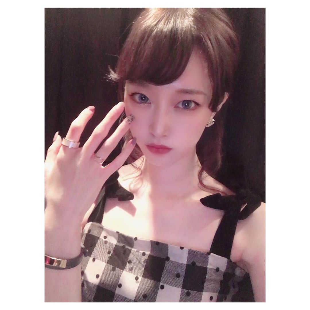 篠崎瑞希のインスタグラム：「.﻿ ﻿ 指輪見てほしいポーズの写真💍﻿ ﻿ ﻿ ﻿ 10/31までWEBSHOPにて使用可能の10%オフクーポンコード﻿ " 10mizuki "﻿ ﻿ #fing#qoo10 #셀스타그램#얼스타그램#粉我#me#赞#셀피#일본여자#소통#소통해요#l4likse#like4likes#f4f」