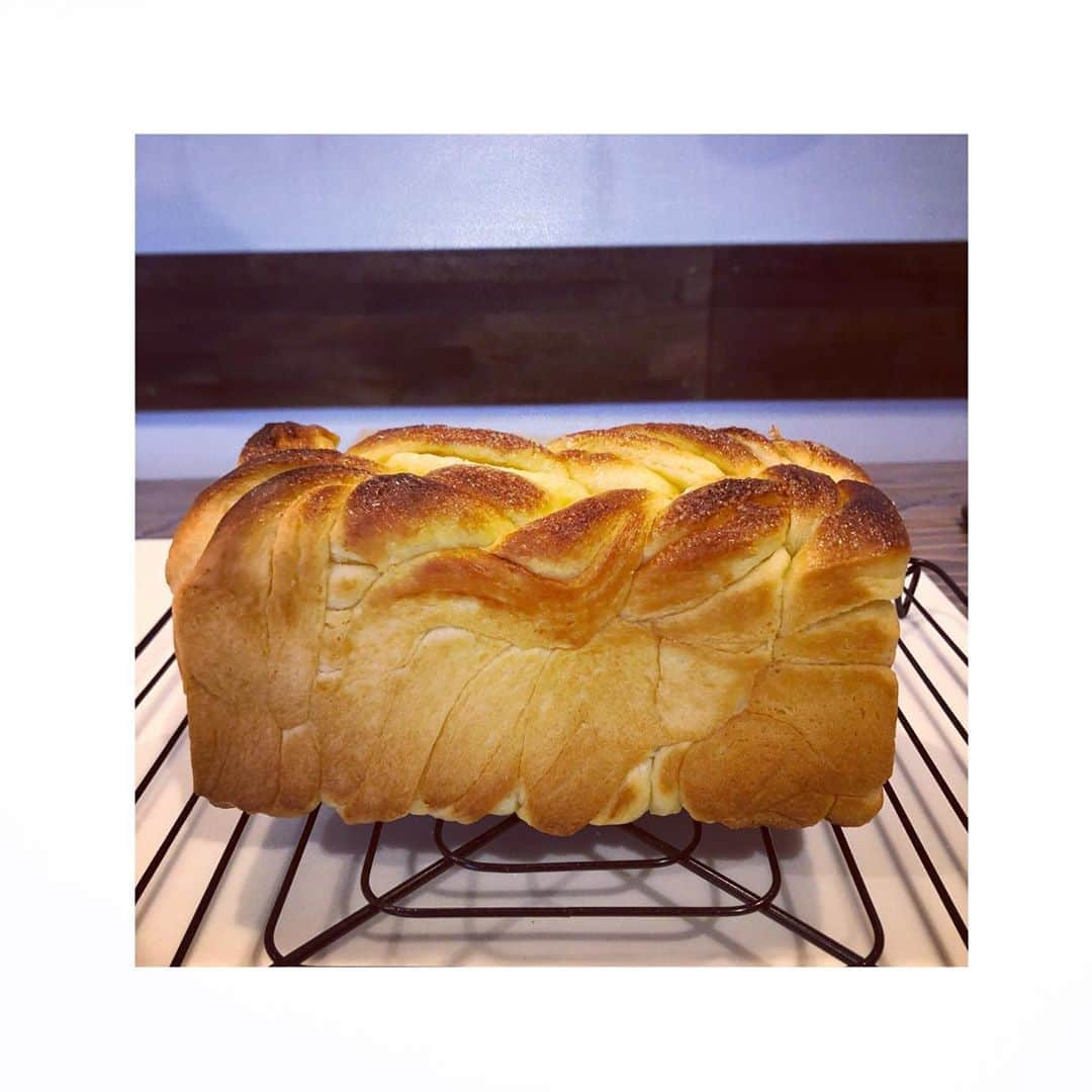 葛巻舞香さんのインスタグラム写真 - (葛巻舞香Instagram)「パン教室🍞 カリふわトロ食パン🍞✨  発酵時間にいただく、シェフ手作りおやつの焼きリンゴが絶品でした🍎  楽しくて美味しいが過ぎる、コネクトさん。 いつもありがとうございます🍎  @kitchenbarconnect   #kichenbarconnect  #キッチンバルコネクト #パン教室 #パン作り #少人数制 #わきあいあい  #食パン #カスタードを練り込んだ食パン #バターたっぷり #幸せの味 #カロリーよりも大切なもの #食の楽しさ #おやつ付き #焼きリンゴ #絶品 #ランチもあるよ #ディナーも美味しいよ」10月19日 22時07分 - maika.kzm