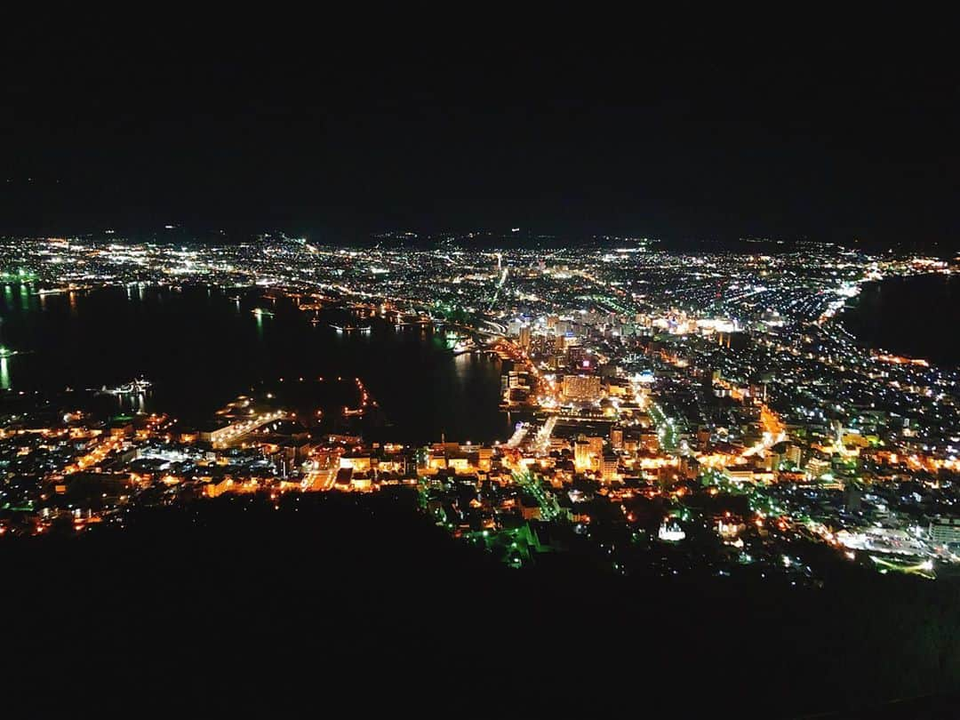 鮎川りなのインスタグラム：「函館旅行✈️ 道が広くてタクシーの運転手さんもすごく気さくで美味しいお店とか空港からホテルまでの間に教えてくれたり、ジムは今他店の人が入れない状態だったけどその分函館山にウォーキングに行けたり夜景も端から端まで見渡せてる気持ちにされてくれたりほんと楽しくて幸せな旅でした♡ イカ刺しとお刺身が美味しすぎて身体が冷えるまで食べてましたw 教えてもらった函太郎ってところのお寿司もすごい美味しくてまた絶対行きたい♡ すごく楽しい旅でした！函館大好き！ #函館　#函館山 #八幡坂 #湯川温泉 #谷地頭温泉 #夜景 #五稜郭跡」