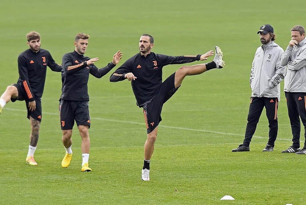 レオナルド・ボヌッチさんのインスタグラム写真 - (レオナルド・ボヌッチInstagram)「Working to kickoff the #UCL season at our best 👊🏻#LB19 #FinoAllaFine」10月19日 22時07分 - bonuccileo19