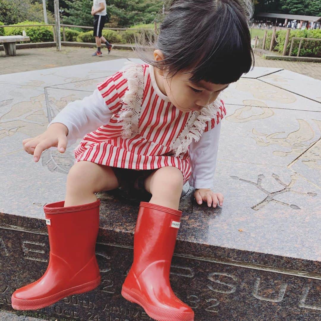 小松美緒のインスタグラム：「去年の私の誕生日に　　　 お店のみんながプレゼントしてくれた　 HUNTERの真っ赤なレインブーツ、　 去年はまだ足が小さかったけれど、 今年履けるようになって とっても気に入っています。　　 雨じゃなくても　 散歩でも　 公園行く時も　 はいちゃうくらいのお気に入り♡  いつもおことの事も仲間にいれてくれる　お店のみんなにありがとうです。」