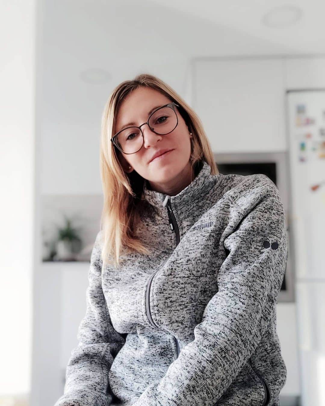 ガリア・ドボラクのインスタグラム：「Despite it's literally 21° out there I can't stop wearing this @butterflyttofficial jacket. I love it's cozy/granny feeling 🤗 #tabletennis #staypositive #staysafe #stayhealthy」