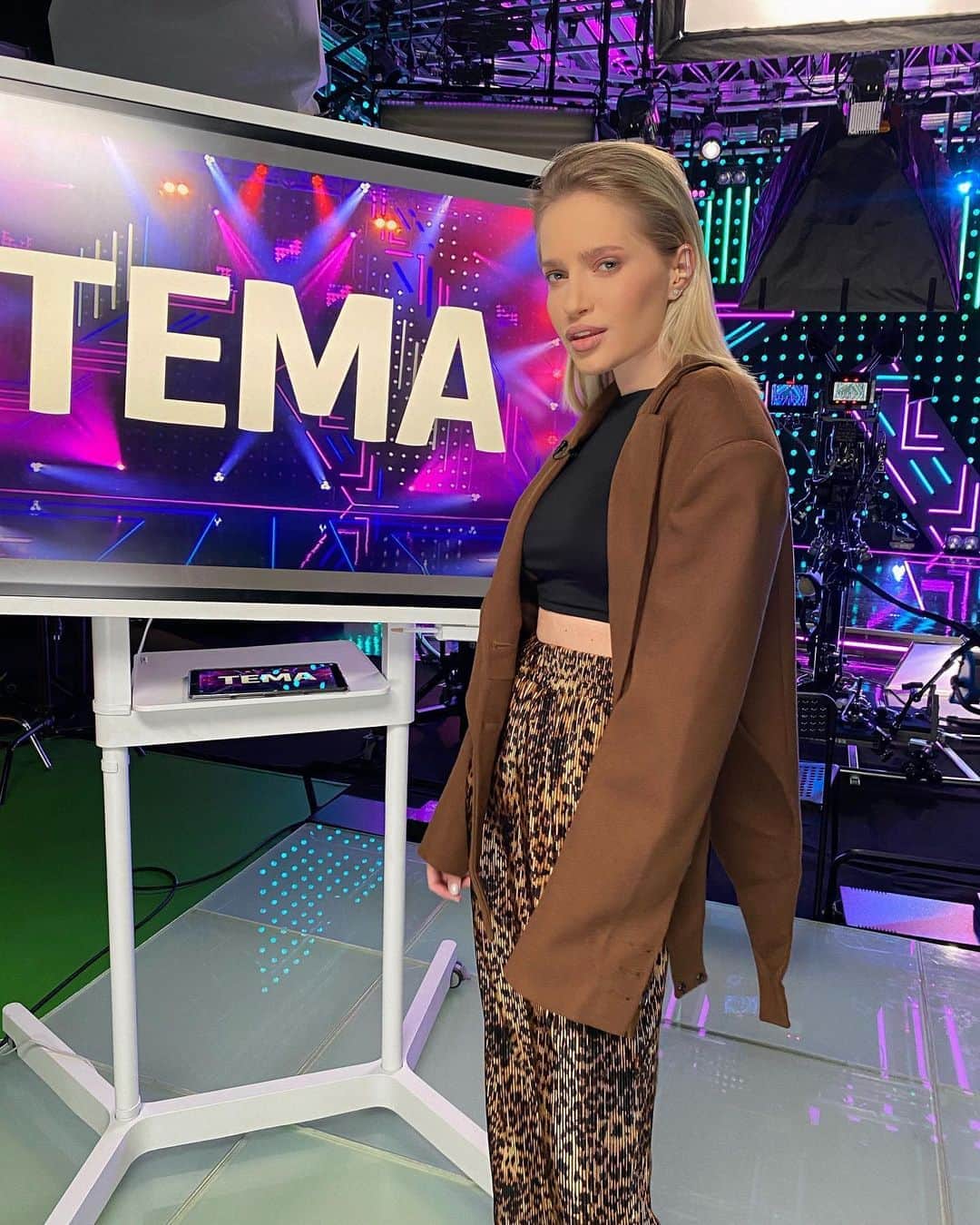 RU.TVさんのインスタグラム写真 - (RU.TVInstagram)「Лиза Жарких @lizazharkikh ждёт тебя в программе тема!🔥 Вопрос дня: Если бы у вас была возможность вернуться в прошлое и дать себе ОДИН совет, как бы он звучал?  Пишите свои ответы в комментариях под фото🙌 А также присылайте их в наш WhatsApp / Viber  на номер +7 999 555 65 65  За образ ведущей благодарим @nonamecs 💙  #rutv #лизажарких」10月19日 22時09分 - ru_tv