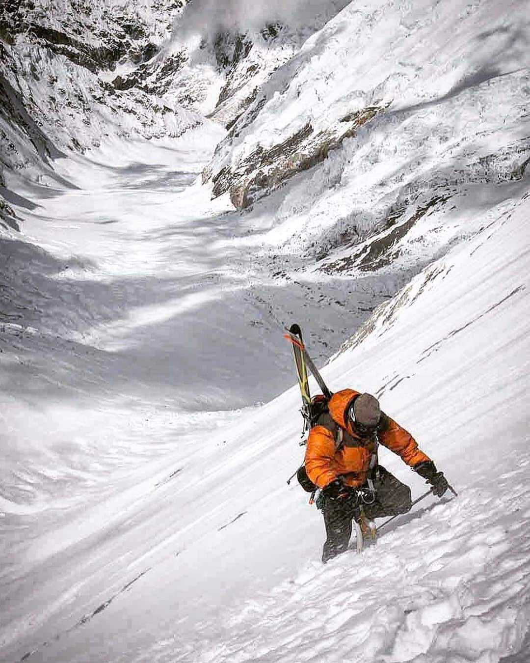 ジミー・チンさんのインスタグラム写真 - (ジミー・チンInstagram)「I never take Oct 18 for granted. Always a special memory for me...skis sticking out in front of me standing on the highest point on earth.   14 years goes by fast.   2006 Everest ski descent w @kitdski and @robdski.  @thenorthface #neverstopexploring」10月19日 22時10分 - jimmychin