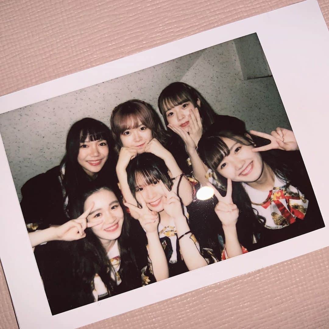 小山涼香さんのインスタグラム写真 - (小山涼香Instagram)「これが最後の投稿になります。  . .  約5年間、KissBeeWESTの小山涼香を応援して下さり本当に有難う御座いました。  こんなにも素敵な居場所にいられた事が本当に幸せです。 書きたい事もまだまだ沢山出てきてしまうくらい実感がありません  私はファンの皆さん同士が あんなにも仲良しなのは、私達が信じられないくらい仲が良すぎるからだと一つの理由として勝手に思っているけれど、人は好きな人にだんだん似るという風に少しでもそう感じてもらえていたら嬉しいです。  本当に沢山の方から、 もうグループ全体を推したいと思えるようなアイドルには出会えない というお言葉を頂けてその言葉が目に見えて伝わってくる事が本当に嬉しくて。 それだけグループ自体を愛して下さった皆様が沢山いて下さる事に感謝したくてもしきれないくらいです  そのお陰もあり、私推しではない方とも沢山楽しい時間を過ごさせて頂けました 有難う御座います。  . . .  最後は今日が終わる頃に、アイドルメールに私をすきでいてくださる方へ伝えたい言葉は全て詰め込もうと思っているので待っていて下さると嬉しいです  長くなってしまいましたが、SNSを通して皆さんからの反応を頂けるのも最後なので 今伝えたいと思った事はただひたすらにつらつらと書いてしまいましたが文字にしてみました。  KissBeeWESTではなかったら、このメンバーではなかったら。 KissBeeWESTを心からだいすきで、優しくて素敵なファンの皆さんではなかったら。 この日まで私はステージに立ち続ける事は出来ませんでした  ぜんぶぜんぶ、みんなのお陰です  そして 14歳のあの頃の自分へも。 ありがとう。  では、 また逢える日まで ... 🕊💙」10月19日 22時11分 - k___s4