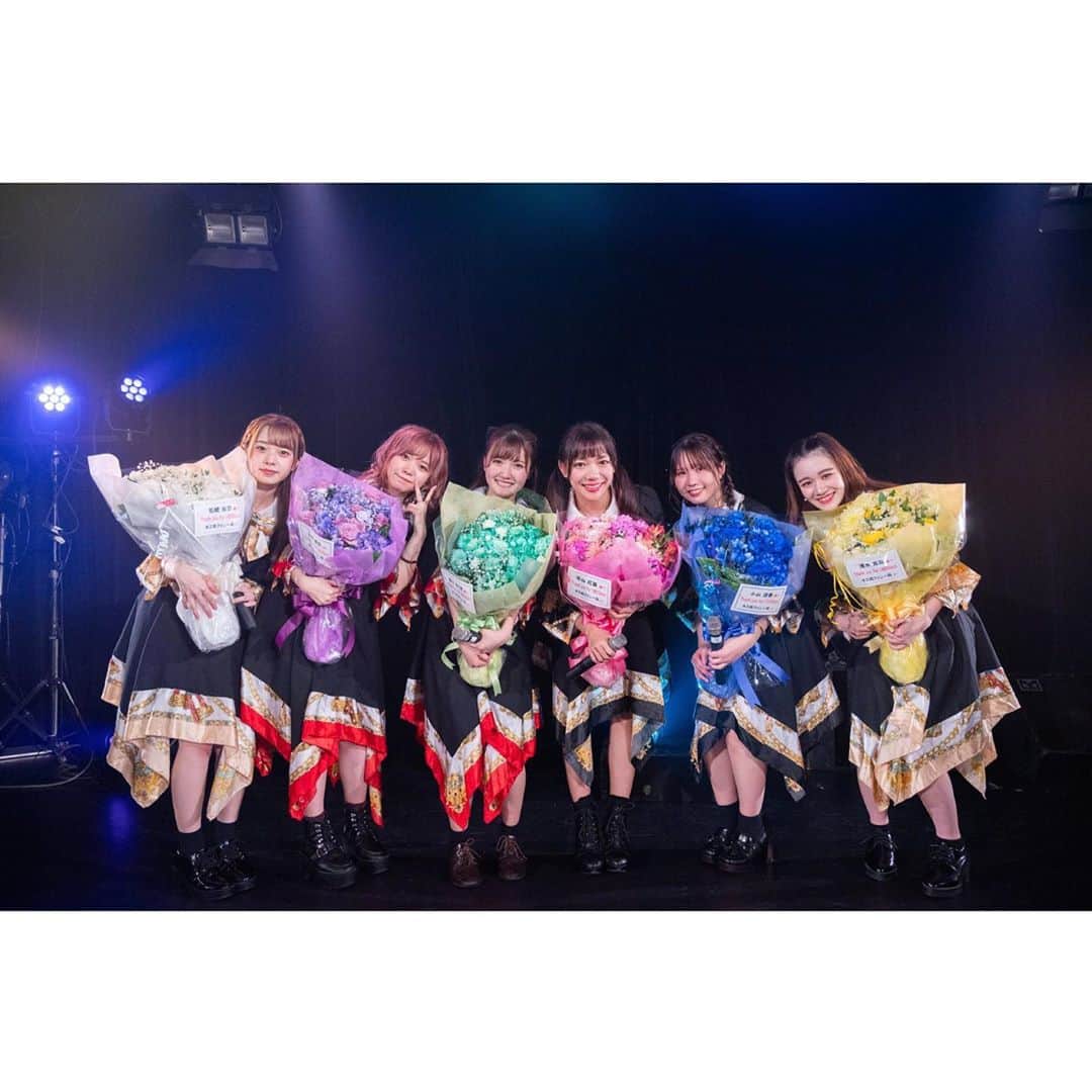 小山涼香さんのインスタグラム写真 - (小山涼香Instagram)「これが最後の投稿になります。  . .  約5年間、KissBeeWESTの小山涼香を応援して下さり本当に有難う御座いました。  こんなにも素敵な居場所にいられた事が本当に幸せです。 書きたい事もまだまだ沢山出てきてしまうくらい実感がありません  私はファンの皆さん同士が あんなにも仲良しなのは、私達が信じられないくらい仲が良すぎるからだと一つの理由として勝手に思っているけれど、人は好きな人にだんだん似るという風に少しでもそう感じてもらえていたら嬉しいです。  本当に沢山の方から、 もうグループ全体を推したいと思えるようなアイドルには出会えない というお言葉を頂けてその言葉が目に見えて伝わってくる事が本当に嬉しくて。 それだけグループ自体を愛して下さった皆様が沢山いて下さる事に感謝したくてもしきれないくらいです  そのお陰もあり、私推しではない方とも沢山楽しい時間を過ごさせて頂けました 有難う御座います。  . . .  最後は今日が終わる頃に、アイドルメールに私をすきでいてくださる方へ伝えたい言葉は全て詰め込もうと思っているので待っていて下さると嬉しいです  長くなってしまいましたが、SNSを通して皆さんからの反応を頂けるのも最後なので 今伝えたいと思った事はただひたすらにつらつらと書いてしまいましたが文字にしてみました。  KissBeeWESTではなかったら、このメンバーではなかったら。 KissBeeWESTを心からだいすきで、優しくて素敵なファンの皆さんではなかったら。 この日まで私はステージに立ち続ける事は出来ませんでした  ぜんぶぜんぶ、みんなのお陰です  そして 14歳のあの頃の自分へも。 ありがとう。  では、 また逢える日まで ... 🕊💙」10月19日 22時11分 - k___s4