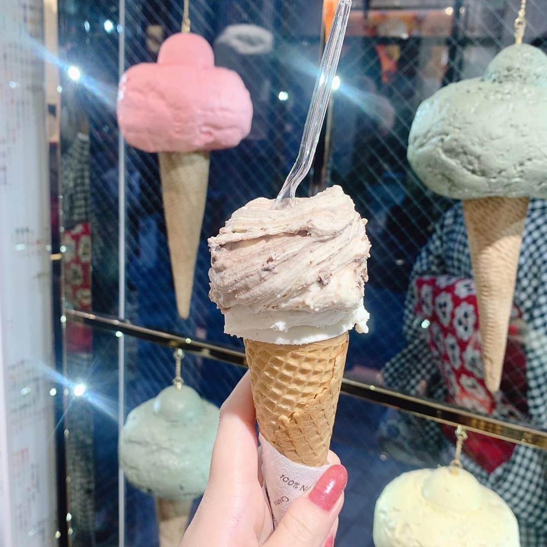 廣川奈々聖のインスタグラム：「結構前に、銀座にある #ヴェンキ っていうチョコジェラートのお店に行ったの ☺︎🍨🤍﻿ ﻿ ﻿ イートインはないから これからの時期はちょっと寒いかもだけど、チョコレート好きは本当にたまらないと思う  好きすぎる味だった！濃厚だけど軽くて食べやすい〜﻿ ﻿ ﻿ 私は﻿ ・ヴェンキクリーム ﻿ ・ティラミス ﻿ ﻿ を選んだよ〜🐰﻿ ﻿ ﻿ 今度行ったときはもっと﻿ チョコ！って感じの食べたい﻿ ﻿ ﻿ ﻿ あと、頼み方が分からなくてコーンをグレードアップできなかったのが心残り🥺映えたかった笑﻿ ﻿ ﻿ 日本だと大手町と池袋にもあるよ〜﻿ ﻿ ﻿ ﻿ ﻿ ﻿ #ヴェンキ銀座店#venchi#銀座グルメ#ジェラート専門店#イタリアジェラート#銀座スイーツ#東京ジェラート#venchigelato#venchiginza」