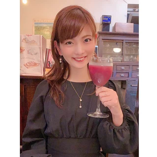 美蘭レンナさんのインスタグラム写真 - (美蘭レンナInstagram)「. . 久々のフレンチディナー🍽😋✨ 私はサングリアで乾杯🍷 . . .  コロナでなかなかディナーに 行けなかったので、 久しぶりの外食を堪能しました☺️✨ . . . おうちごはんも好きですが、 お酒を嗜みながら美味しいお料理を みんなで囲み楽しむ時間も大切ですね😍✨💕💕 . . . . . #フレンチ#フレンチ料理#フレンチディナー#ディナーコース#ディナー#久しぶり#ディナータイム#美味#ワイン#カクテル#サングリア#🍷#🍷❤️#オータム#お祝い#秋の夜長#秋#寒い#秋コーデ#10月#french#dinner#autumn#wine#cocktails#autumncolors」10月19日 22時20分 - renna_miran33