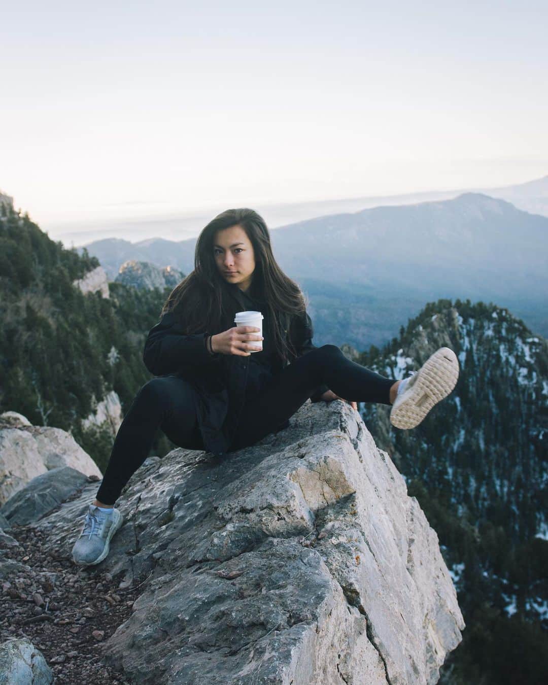 のインスタグラム：「24 🎉 Looking forward to more sunrises, cups of coffee, endless adventures, and good company. . 24になり、なんか時間が早く進んでる気がします。今までガンガン生きてきた生活は今年あっという間に止まり、もう少しゆっくりな生活の魅力を学びました。ありがとう。」