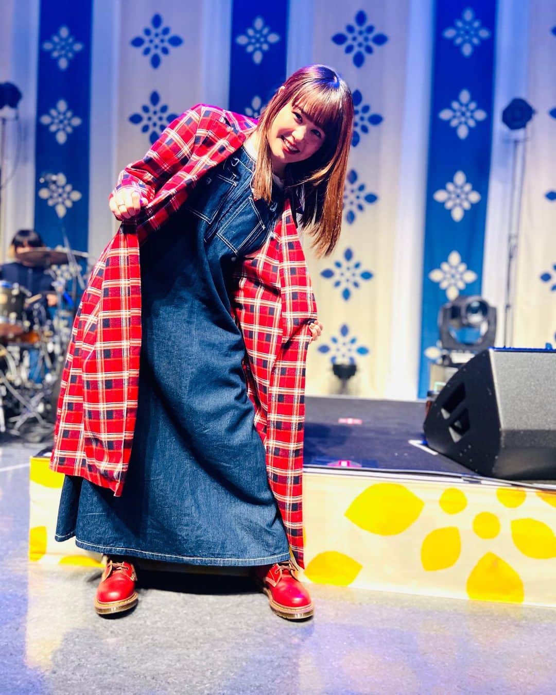 のインスタグラム：「昨日の、﻿ Nao☆「gift songs」リリース記念オンラインライブ『from me to you～gift songs～』﻿ 衣装。﻿ ﻿ ジャケット撮影の時は、﻿ 厚手のチェックジャケット(古着)﻿ デニムジャンパースカート、﻿ 白の丸襟シャツ(古着)﻿ マーチンのブーツ。﻿ ﻿ 昨日は、﻿ 白のTシャツに、﻿ チェックのロングシャツ風コート(古着)、﻿ デニムジャンパースカート、﻿ マーチンブーツ。﻿ ﻿ Nao☆の衣装はサイズ感を特に気をつけて、﻿ 探します。﻿ マーチンブーツは履き込んで、﻿ もっと味を出して行きたい。﻿ 長く履きたい靴です。﻿  スカートが、肩紐で長さ調整できるので、 ギリギリまでNao☆と長さ調整してました。 長さはかなりのこだわりです。 ﻿ #Negicco﻿ #Nao☆﻿」