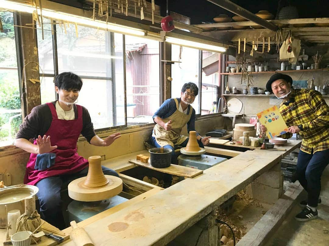 青木淳也さんのインスタグラム写真 - (青木淳也Instagram)「* * * 今日は"ももち浜ストア"の 『ももち○○部』のロケで東峰村小石原へ！ 今回は高橋巨典さん＆岡澤アキラくんが 【ももち陶芸部】ということで陶芸体験！ * 窯元のみなさんにめちゃくちゃ お世話になりましたーーー！ みなさん優しくてあったかくて 楽しい時間になりました！ 巨典さんとアキラくんの作品をお楽しみに！ * TNC『ももち浜ストア』 11月2日(月)10:45頃～オンエア予定！ ご覧くださぁーい！ * * #ブルーリバー #ももち浜ストア #TNC #テレビ西日本 #ロケ #博多 #hakata #福岡 #fukuoka #写真 #picture #photo #情報 #グルメ #福岡グルメ #ふれあい #絶品 #ファッション #お笑い #お笑い芸人 #陶芸部 #陶芸 #小石原焼 #小石原 #感謝」10月19日 22時21分 - blueriveraoki