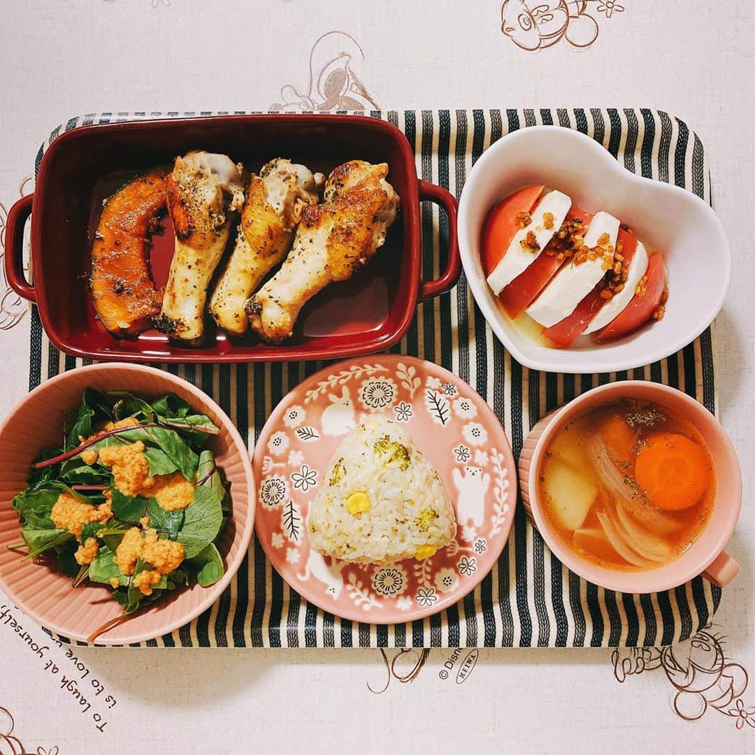 楠見藍子さんのインスタグラム写真 - (楠見藍子Instagram)「本日の#おうちごはん🍙🍴( ¨̮ )✩ 丸ごとブロッコリーとツナとコーンの炊き込みご飯( "´༥`" ) 自家製ドレッシングつくったー( "´༥`" ) #ママ#ごはん#息子#男の子兄弟#5歳#1歳‪#OnigiriAction‬ ‪10/1-10/31まで、おにぎりにまつわる写真に #OnigiriAction を付けてSNSまたは特設サイト（onigiri-action.com）に投稿すると、協賛企業が寄付し、TABLE FOR TWOを通じて世界の子どもたちに給食５食が届きます🍙✨‬」10月19日 22時16分 - minnie_aiko