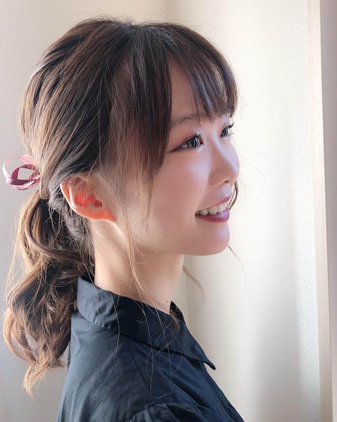 齋藤佳穂のインスタグラム：「最近お気に入りのリボン🎀  #へああれんじ #ヘアアレンジ #ヘアカラー #ヘアスタイル #ミスキャン #ミスコン #リボンアレンジ #リボン #秋カラー #黒コーデ #ヘアースタイル」