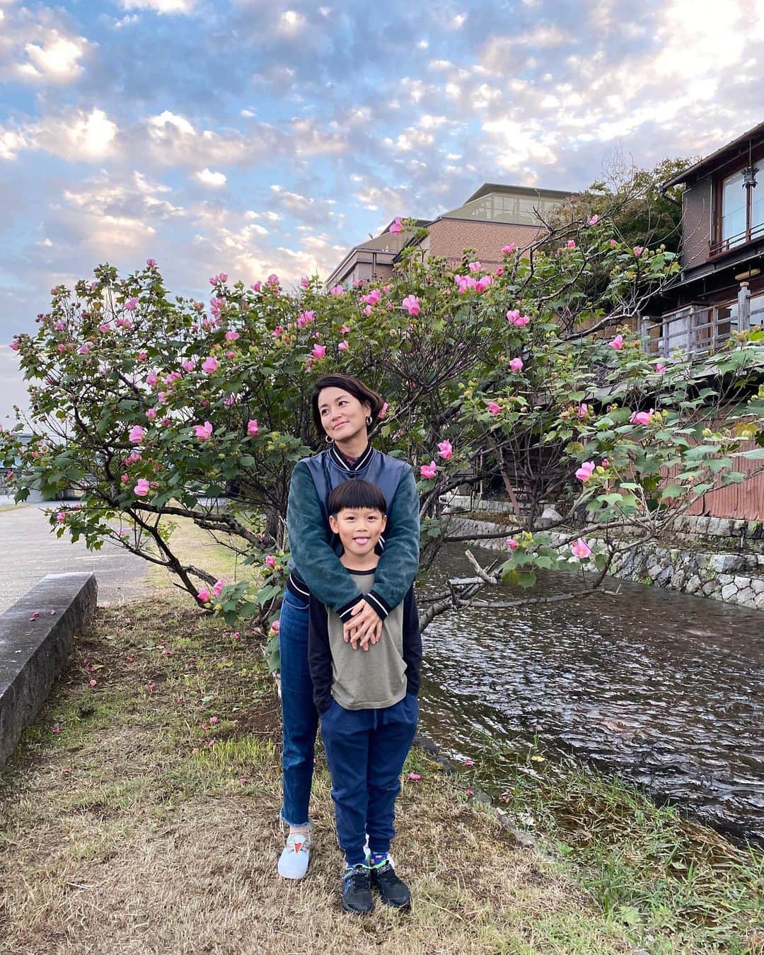 桃生亜希子のインスタグラム：「京都に来ました。  #街角シリーズだよ #平和時間　#本家尾張屋  #鴨川 #kyoto #京都 #peace #nofilter #travel」