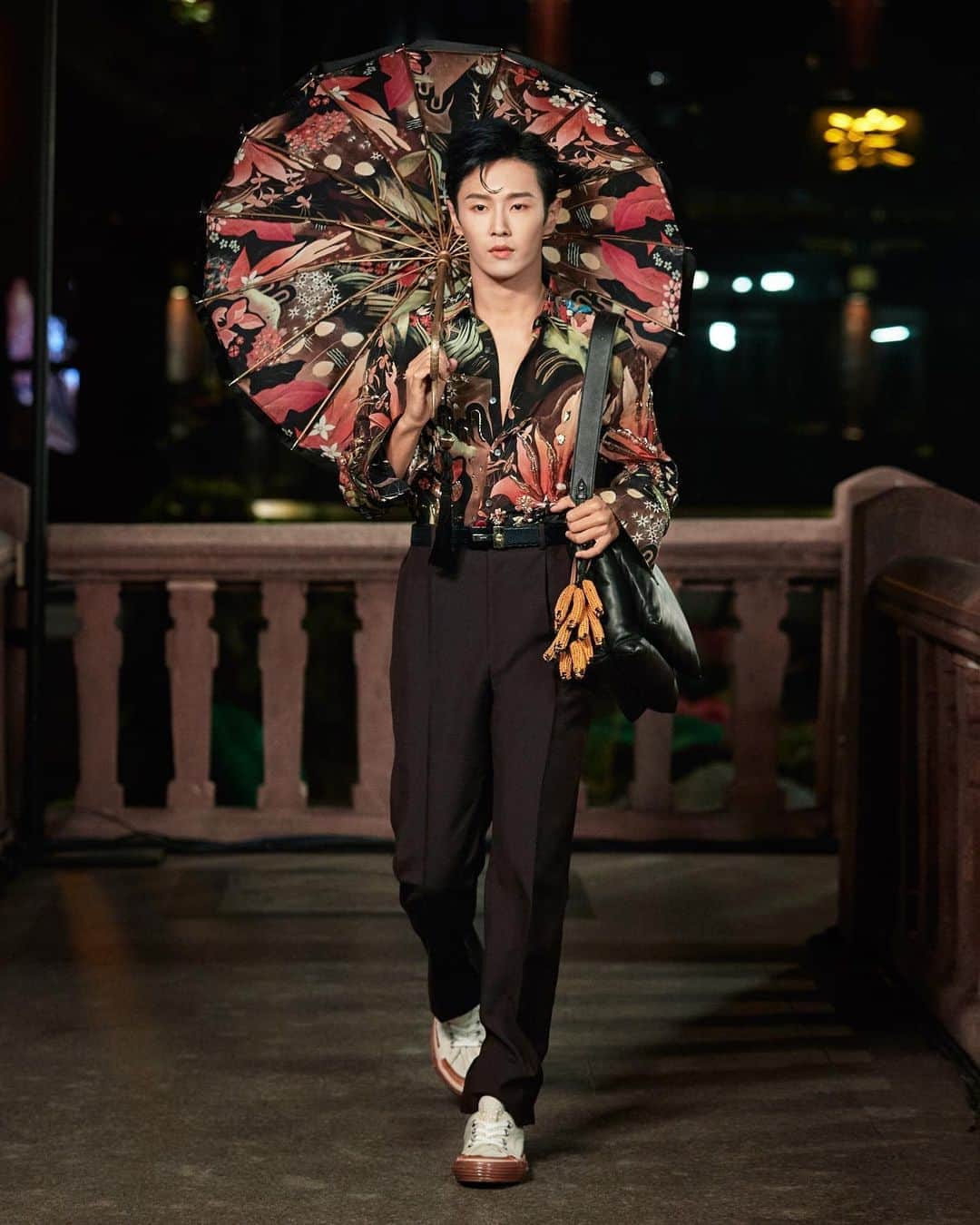 ランバンのインスタグラム：「A collaboration with the estate of the artist Jean Dunand draws imagery from his signature lacquered screens, translated to prints, jacquards and embroideries - frequently all mixed – by @brunosialelli for Spring/Summer 2021. The lush foliage of his 1930 screen Forêt reflects the backdrop of the Yu Garden across these mediums. #LanvinYUGARDEN #Shanghaifashionweek」