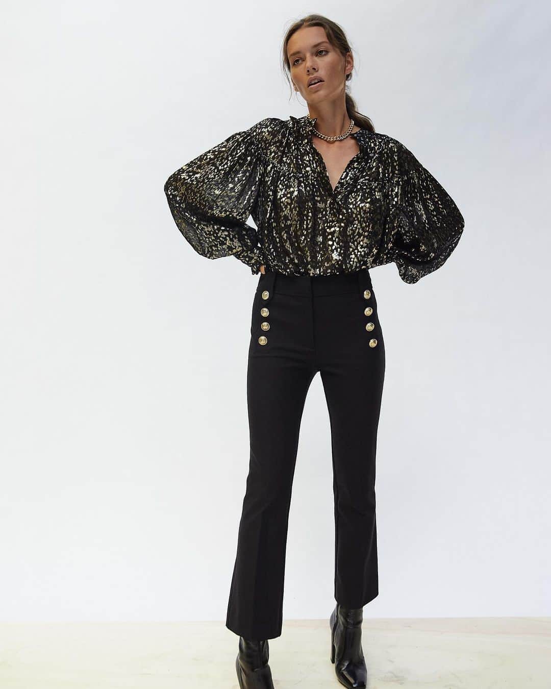 デレクラムのインスタグラム：「The Lou Long Sleeve Blouse now available in a standout new print - paired with our signature classic Robertson Cropped Flare Trouser.」