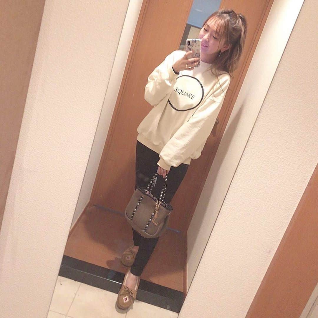 菊池かなこのインスタグラム：「. トレーナー着るの小学生ぶり？！ という位久しぶりだったけど、 このトレーナーすっごく可愛く着れる😍 @_each_official_ のもの✨ 160cmでお尻がちょっと隠れる丈✨ スキニーに合わせるのが トレーナーでも綺麗めに着られて スタイルも良く見えてお気に入り😍 裏起毛であったか🧶 足元もモカシンであったかにしてみました🧶 . . ୨୧┈┈┈┈┈┈┈┈┈┈┈┈┈┈┈┈┈୨୧ @_each_official_ #EACH #秋冬ファッション #20代ファッション #30代ファッション #カジュアル #大人カジュアル #pr #トリドリベース#fashion#コーデ記録#萌え袖 #スウェットコーデ#トレーナーコーデ#トレーナー女子 #きれいめカジュアル#ザラジョ#ザラジョコーデ #モカシンシューズ#モカシン#ootd#ストレッチパンツ #ドルマンスリーブ＃ドルマン」