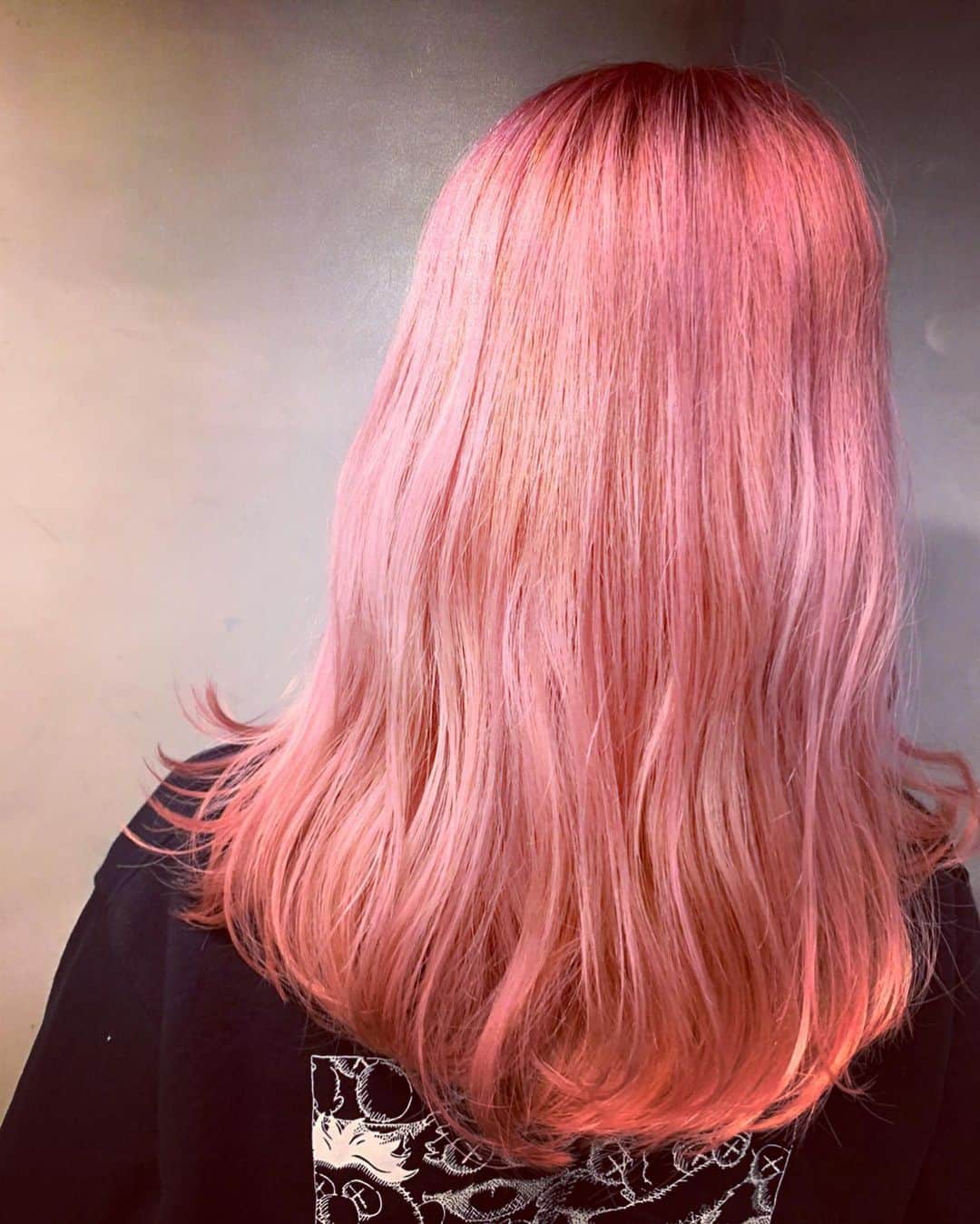 平子理沙さんのインスタグラム写真 - (平子理沙Instagram)「ジャジャ〜〜ン❣️念願のピンクヘアにしました💓 わ〜〜、まだ見慣れないけど、めっちゃ嬉しいのだ〜〜💕 ケアブリーチをして、ピンクをかぶせて、しっかりトリートメント。毛先も少しカットしたので、毛先までしっとり、ツヤツヤに完成しました〜💖　どうかな⁉️ @xena_hair @0104satomi  #pinkhair#haircolour #pinklove#ヘアカラー#beauty#fashion #lifestyle #risahirako#平子理沙」10月19日 22時19分 - risa_hirako