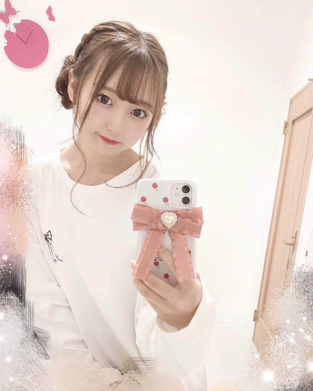 町田穂花のインスタグラム：「. . @pomme.damour.official と @__liwlii__ ちゃんコラボの 最強にかわいいiPhoneケース🎀 . ずっと前に頂いてたんだけど、バタバタしてて今日投稿に なっちゃった、、かなしい（ ; ; ） . めちゃめちゃにかわいすぎるのでみんなで おそろっちしよう〜( ¯ ¯ )♡ . ロンTもiPhoneケースくまの方も気になってて、、🧸 . こんなに最強にかわいい商品をうみだすおふたり めちゃめちゃすごいなってなった🥺🥺 . #pommedamourgirl  #コラボ商品 #鏡越し #iphoneケース」