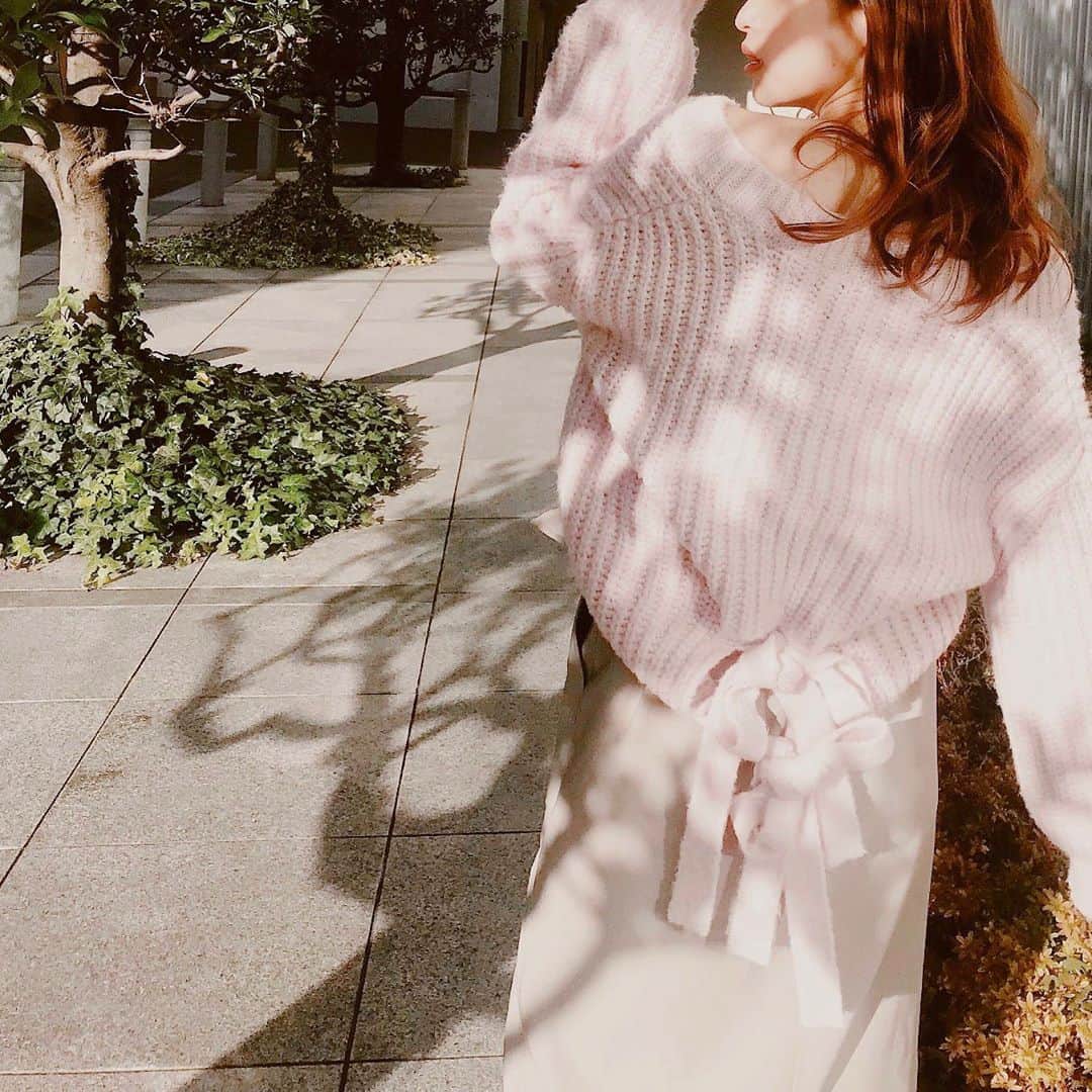 村崎英絵のインスタグラム：「リボンが可愛いオーバーサイズのニット💗 ふんわりカラーにいつも癒される🐏💕 このニットはweb storeと店舗で発売中だよ ㅤㅤㅤㅤㅤ ㅤㅤㅤㅤㅤ ㅤㅤㅤㅤㅤ ㅤㅤㅤㅤㅤ #秋ニット #ニットコーデ #ピンクニット #オーバーサイズ #ゴールドピアス #低身長ファッション #低身長コーデ #おちびコーデ #146cm」