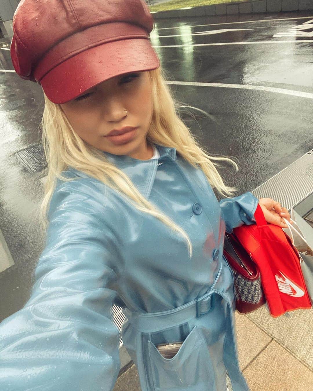 RIEHATAさんのインスタグラム写真 - (RIEHATAInstagram)「Rainy day in Tokyo 🌧🗼 Enamel leather coat: designed by me🧥  エナメルコート大活躍🧥  雨に濡れたって街で堂々と歩ける🌹🎶 @atmos_pink_official」10月19日 22時25分 - riehata