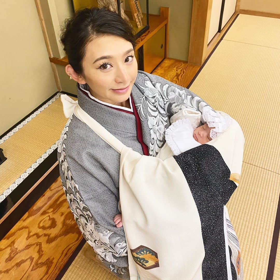 DJ JUICYのインスタグラム：「禅くん❗️ 《初宮参り》⛩👨‍👩‍👦🙏✨ 無事に終わりました🤗  私は、朝から髪の毛着付けに美容室👘その間パパと息子の2人の時間👶👨🏻、着物でおっぱいあげれないから🍼、泣いたらどうしよう....と準備バタバタで ハラハラしてましたが、、、💦💦  初めての長時間の外出クリアしました👏👶💖  ハズのお父さんお母さんも一緒だったのでホントに助かりました🙌😊  👶元気にすくすく成長してくれますように...🙏🙏🙏🙏✨  #初宮参り #生後1ヶ月  #息子 #天使 #赤ちゃんのいる生活」