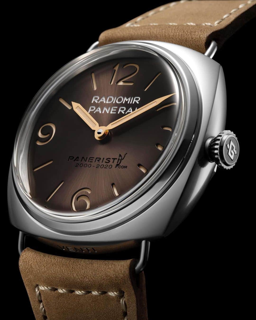 パネライのインスタグラム：「Like many others my journey into Panerai started on the Paneristi website so many years ago. Learning as much as I could and lurking there reading everything I could before buying my very first luxury watch which started everything you see here today. I have made some really great friends and learned a lot along the way.   The 20 year anniversary is here and what better way to celebrate than with a brand new special edition to commemorate it. The #Panerai #PAM2020, known as the Radiomir Venti is a 45mm piece that takes its design inspiration dating back to the 1930’s. This model include sword shaped gold hands which contrast the brown satin soleil (sundburst) dial. The dial also features the Paneristi logo and the years engraved above the 6 o’clock. Between the lugs below the 6 the word “Venti” which is 20 in Italian is engraved into the case.   This piece is powered by the in-house P.6000 manually wound movement which carries a 3 day power reserve.   This piece is limited to only 1020 pieces.   #PaneraiCentral #Panerisiti」