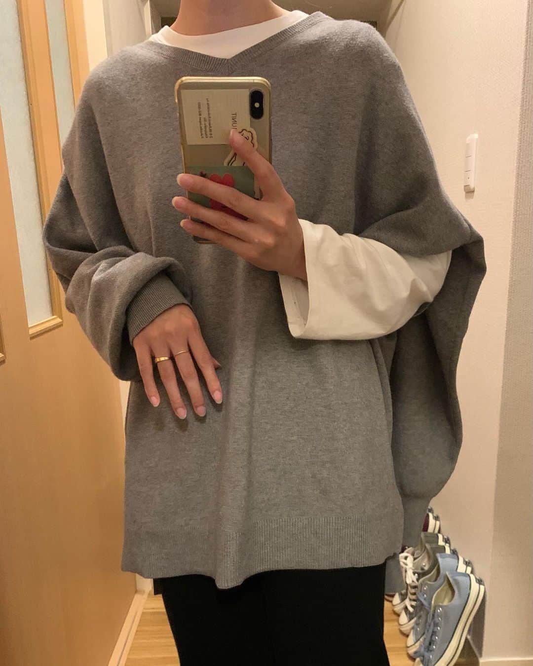 のインスタグラム：「﻿ 　﻿ @lepsim_official  の新作ニット🥺❤️﻿ ﻿ かわいい〜﻿ 両脇穴あいててアレンジできます！﻿ 私は片手だけ出して着てた🥰﻿ ﻿ ﻿ また全身ちゃんと写真載せます🌿﻿ ﻿ ﻿ #ファッション#コーデ#コーディネート#fashion #coordinate #code #オシャレ #ootd #outfit #wear#lepsim」