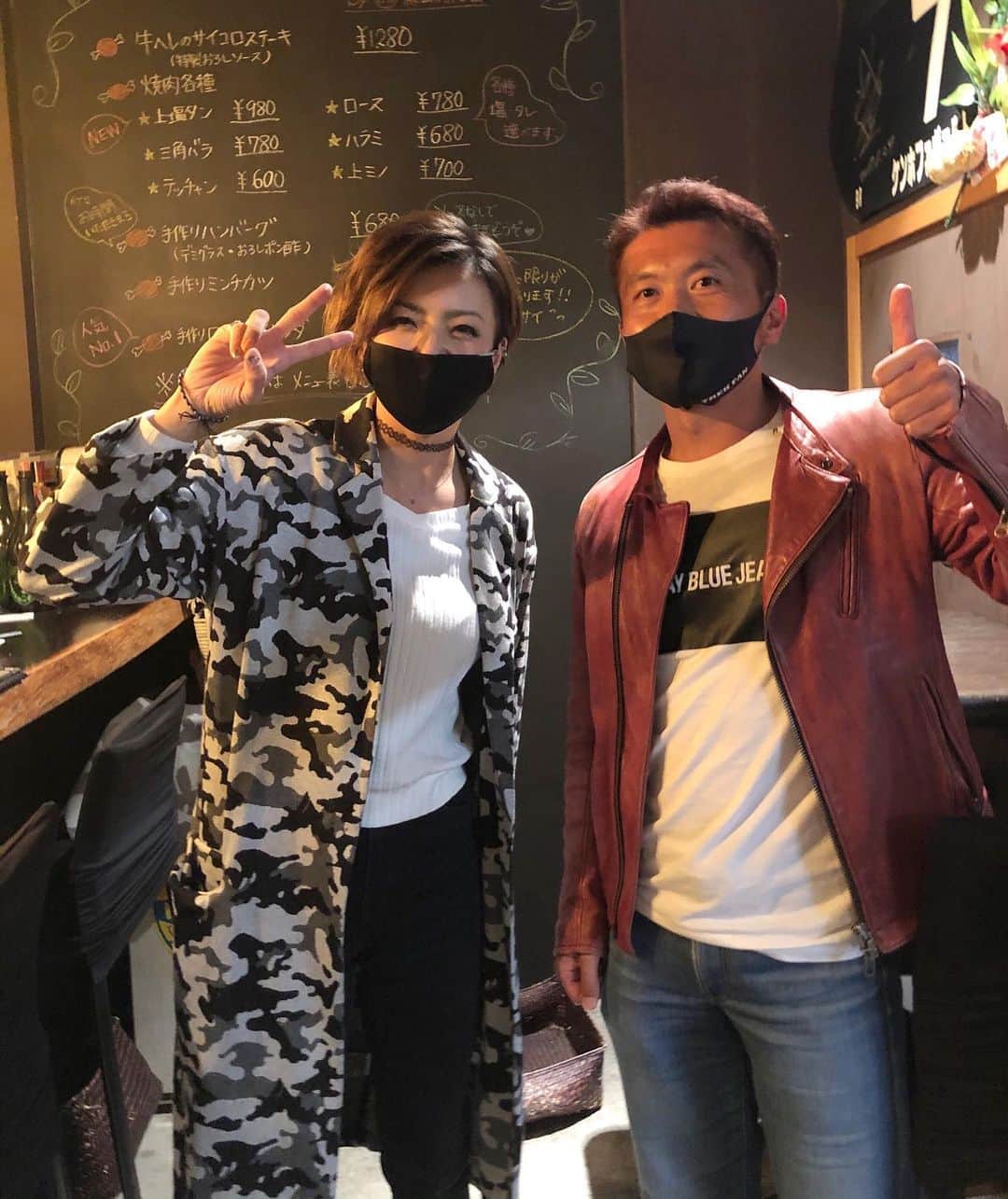 真矢のインスタグラム：「・ ・ 本日はナント‼️  はるばる東からお仕事ついでに、坂本祐也(@yuya.sakamoto.stoic )選手がウチの店に来てくれましたー🤗✨‼️  私がシャッターを押すと、必ず半目か目瞑ってるかの坂本さん🤣（笑）  今日は目開いてました👀🤣👌‼️  サイン書いてもらうの忘れたので、また来てくださいね🤣🤪（笑）  ✴︎ ✴︎ #久々のゲスト  #もはやゲスト来る時しか行かん #関係者様は来る時連絡ください #坂本祐也 #yuyasakamoto @yuya.sakamoto.stoic #racingdriver #racer」