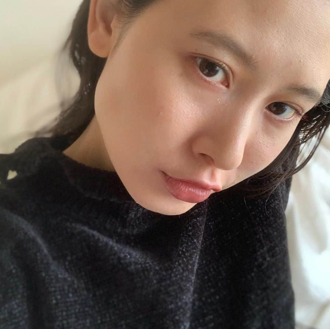 前田エマさんのインスタグラム写真 - (前田エマInstagram)「秋やで〜。 ブラウンが、より好きになってくるよね。 マスクで見えなくてもリップ塗ってテンション上げます。最近は。 誰かのための化粧じゃなくて、自分のための化粧やで！ @osaji__  のリップグロス05 あの話 これ、色付きリップに重ねても面白いけども、そのまま塗っても暗くなりすぎないから今の気分。 ほら、ブラウンリップってさ、下手すると血色悪い怖い感じになりかねないけども、これはハッピーな大人カラーだわ。 グロスなのに天ぷら食べた感じにならなくて、結構しっとり感があると思うのは私だけ？ るんるんるん。 #エマでも出来るメイク定期便」10月19日 22時36分 - emma_maeda