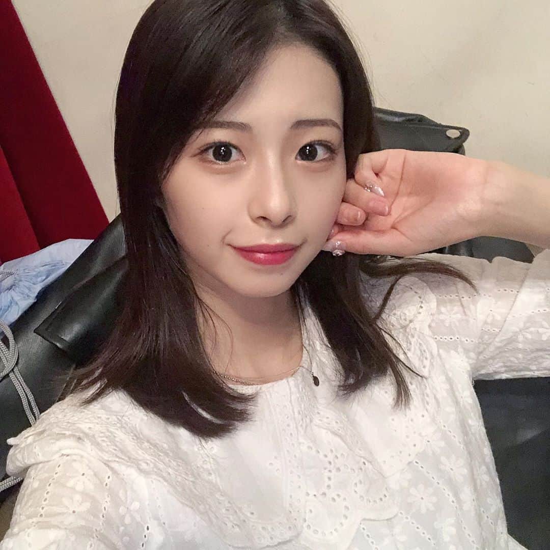 川崎ひかるのインスタグラム：「キメ顔してるけどグリーンネイル😿笑 . . 前髪伸びてきて眉毛見えるから眉毛メイクで結構時間かかる🤨 . . .  #自撮り #アイドル #われプワ #ミディアムヘア #ストレートヘア #暗髪 #japanesegirl #idol #japaneseculture #fff #followforfollowback #like4likes #like4follow #selfie #daily #dailylook #ootd #グリーンネイルになってた #泣ける #2way前髪 #おでこ」