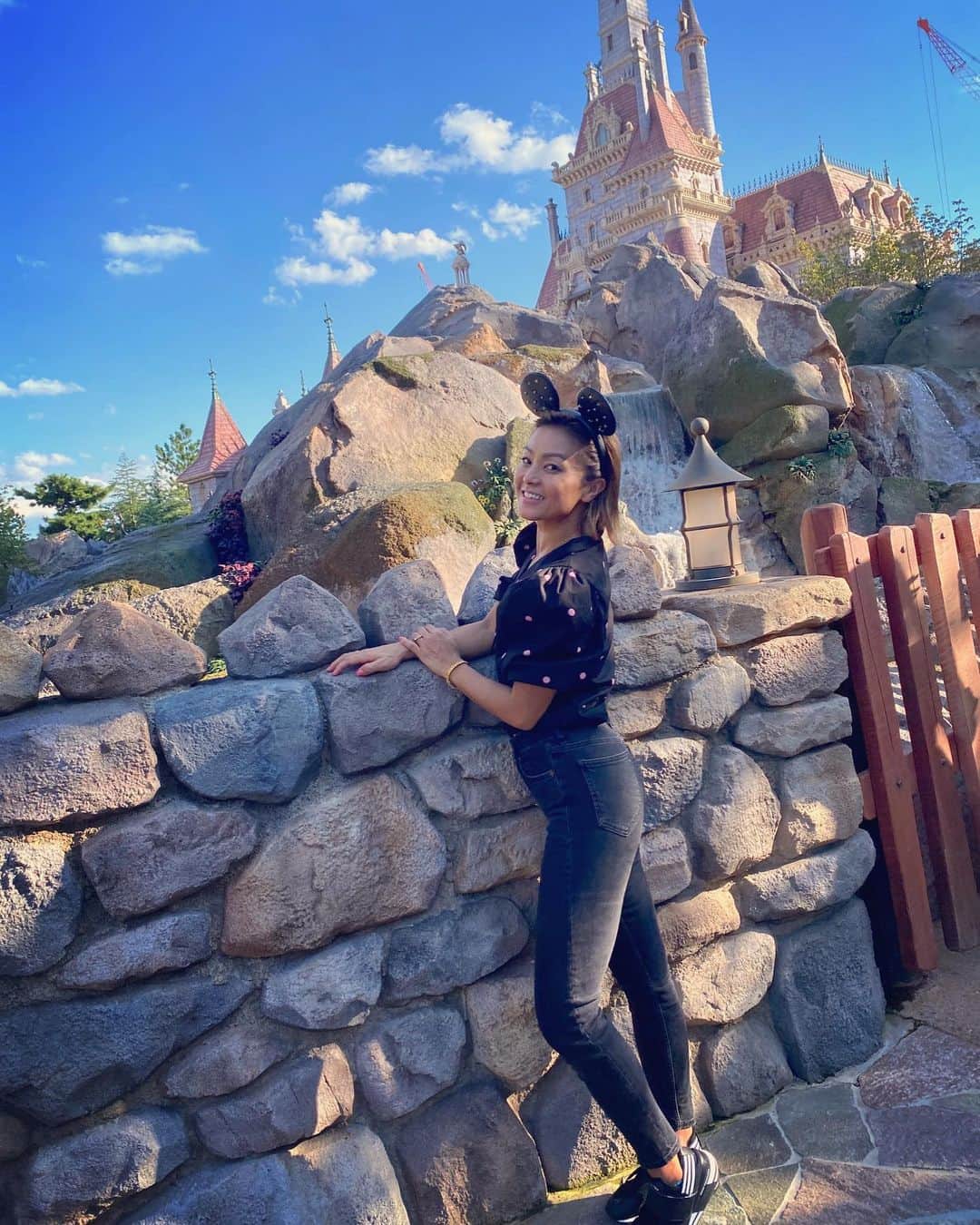 Nazukiのインスタグラム：「⭐️𝕋𝕠𝕜𝕪𝕠 𝔻𝕚𝕤𝕟𝕖𝕪 𝕝𝕒𝕟𝕕 ⭐️  美女と野獣＆BAYMAX✨ 両方とも抽選で当たり、初日に乗れました👏🏻👏🏻👏🏻✌️  抽選とも知らず、Disneylandのお姉さんに説明を受け、その場で抽選してもらったら2つとも当たった㊗️🎉  夢の国なだけに、抽選で当たりました〜もエンターテイメントだと思っていて😭またまた〜なんて😂 お姉さんな言っていたら😅 2つも当たるのなんて、ほんとすごいです👏🏻  ハズレる人たくさんいます😱 って言われて、ほんとラッキーだったんだって気づかされました😭✨  美女と野獣は、体感も楽しく、見て感動する感じでさすがの乗り物だった〜⭐️  BAYMAXは、振られながらも子供も楽しめるし、レンも大喜びでした 💕  レンいわく、美女と野獣は、これは怖くないね〜ガイコツいないのー😭  ベイママックスは、ママ、キャーって言ってたね〜😭😭  っての感想でした😅😅😂  #disney #disneyland #baymax  #beautyandthebeast #family  #ディズニーランド #ディズニー #美女と野獣　#ベイマックス #新エリア #男の子ママ　#シンママ」