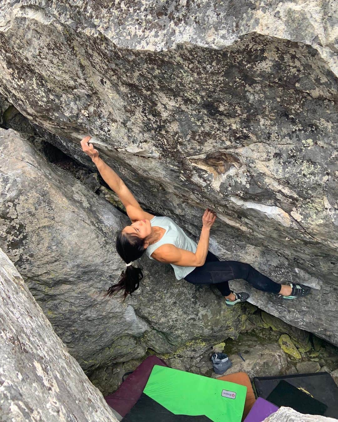 アラーナ・イップのインスタグラム：「One of my favourite boulders from a weekend spent in the Kelowna Boulderfields during the summer: Cereal Killer (V11 in the guidebook). Psyched to have been able to flash this one!  I am grateful to have been a guest on the unceded ancestral territories of the Syilx Nation.  Photo @jj_mah  @arcteryx @scarpana @flashedclimbing @canfund」