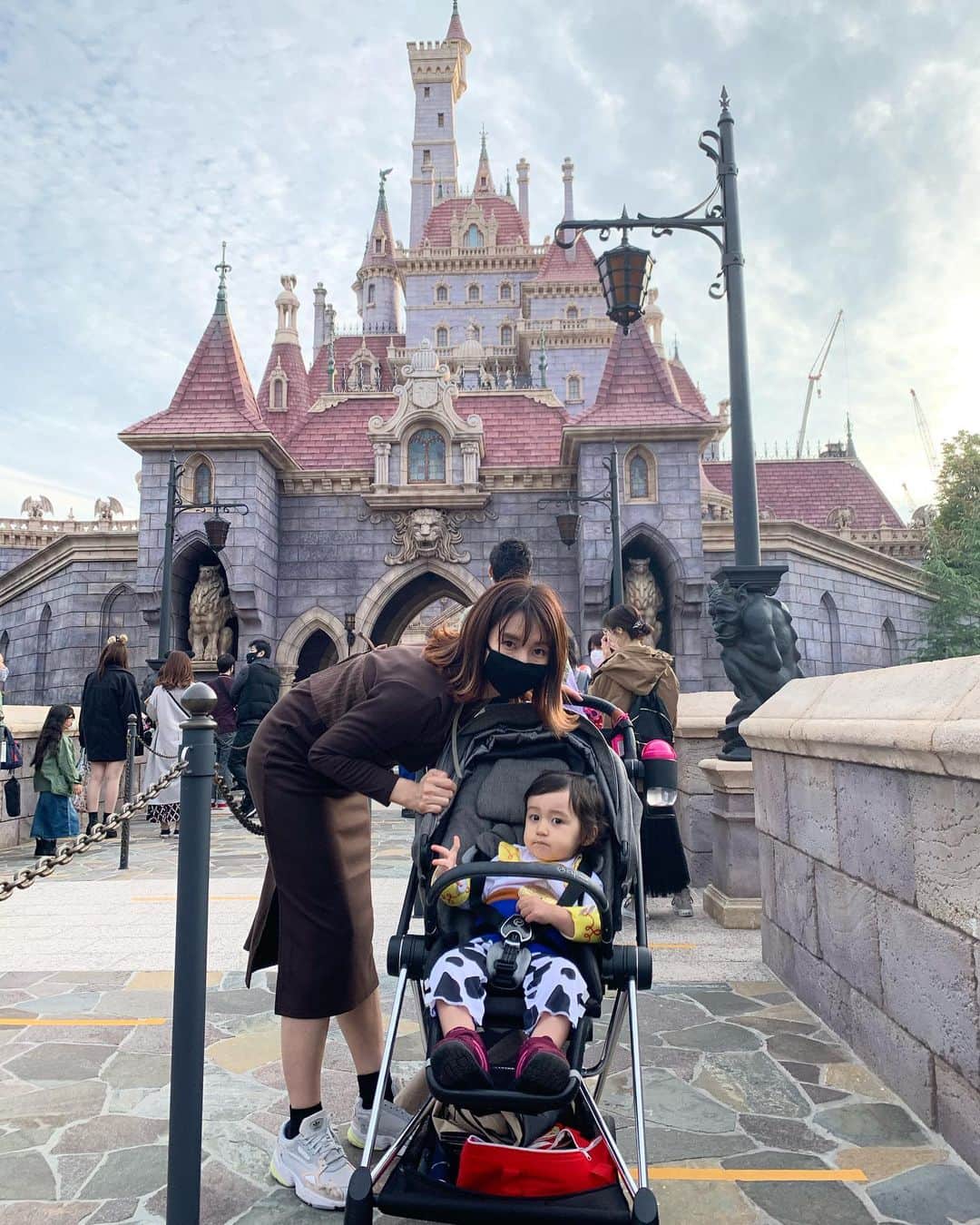 のインスタグラム：「1歳3ヶ月べべのディズニー、美女と野獣乗れるの？と多数。  まずディズニーのアトラクションに乗れるかは年齢ではなく、“一人で座れるか”みたいです。 ただ座れるではなく、揺れるアトラクション、暗いアトラクションでも騒がずに立たずに座れるのかが重要みたい。  モンスターズインク乗る前も、美女と野獣乗る前も”今日👶は何に乗れたか“を聞かれました。 * * * べべは美女と野獣のティーカップ型のボートに乗る時に暗い+かなりの大音量もあって大泣き。周りのみんなに大丈夫だよー、怖くないよーと声かけられるも、意味がなく「ああせっかく抽選で当たったのにダメか」と焦ったのに、動き始めたら手を振るほど楽しんでました😽 * * * そして子連れディズニーはランチディナーの予約は必須だなと感じました。 わたしが小さい頃から頻繁に親に連れてきてもらってたディズニーに子供を連れてくるのが感慨深いなぁ😬💦 これだけべべが楽しめるなら年パス再開したら買いたいなぁ😍  #ファーストディズニー #子連れディズニー #tokyodisneyland  #美女と野獣エリア  #トイストーリーコーデ  #1歳3ヶ月 #babygirl」